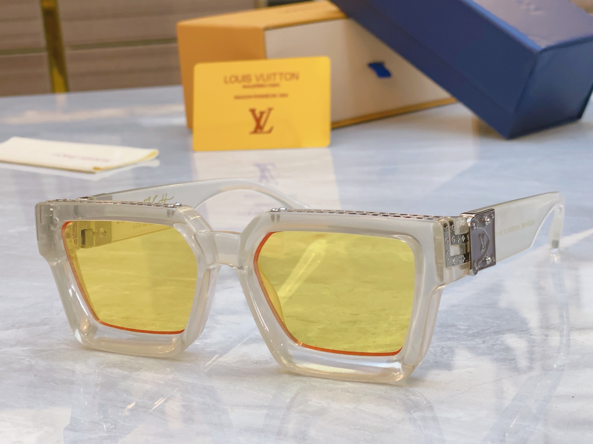 ，【LOUIS VUITTO*】路易*威登新款太阳镜，MODEL：M96006WN，SIZE：56口17