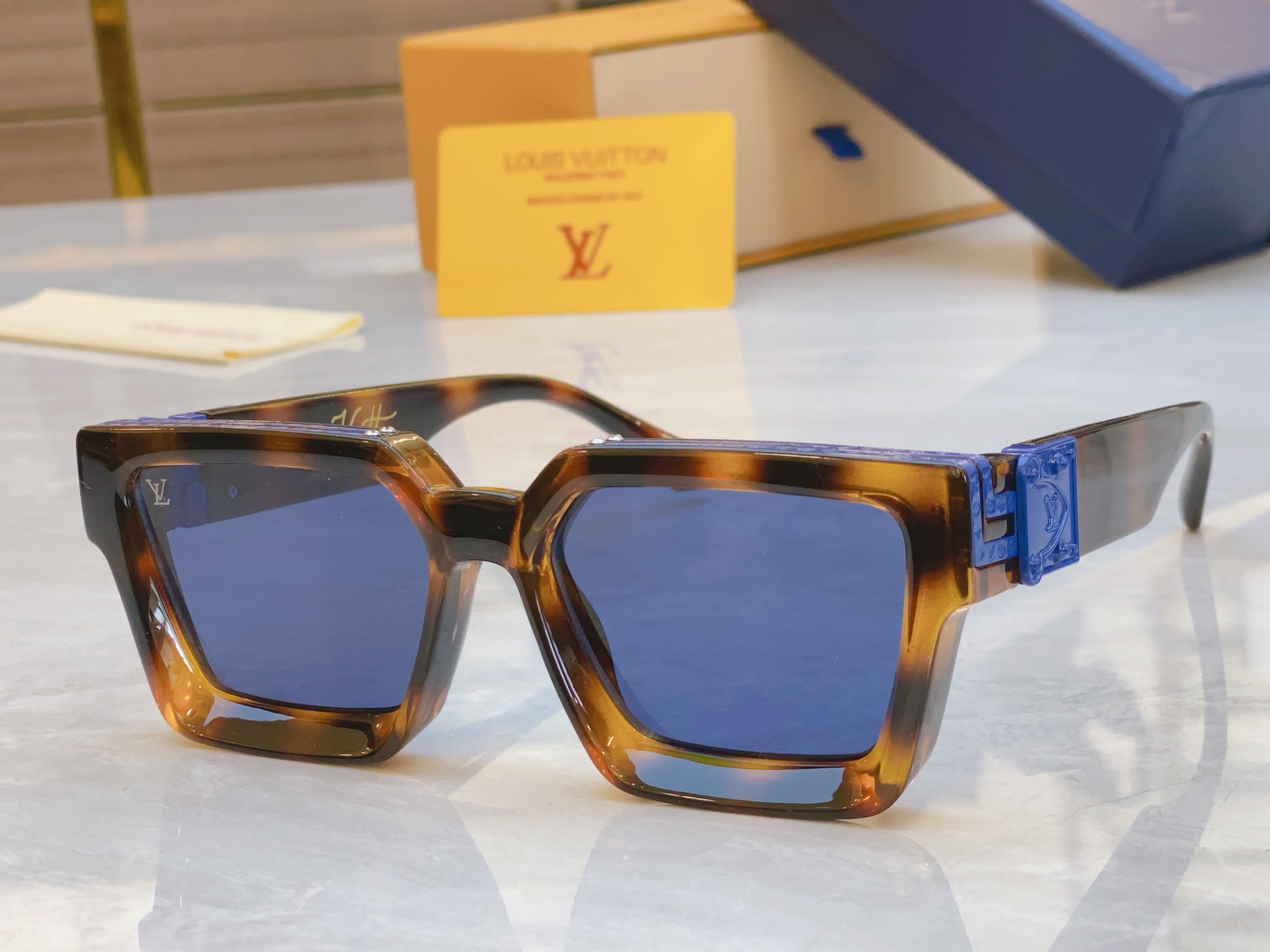 ，【LOUIS VUITTO*】路易*威登新款太阳镜，MODEL：M96006WN，SIZE：56口17