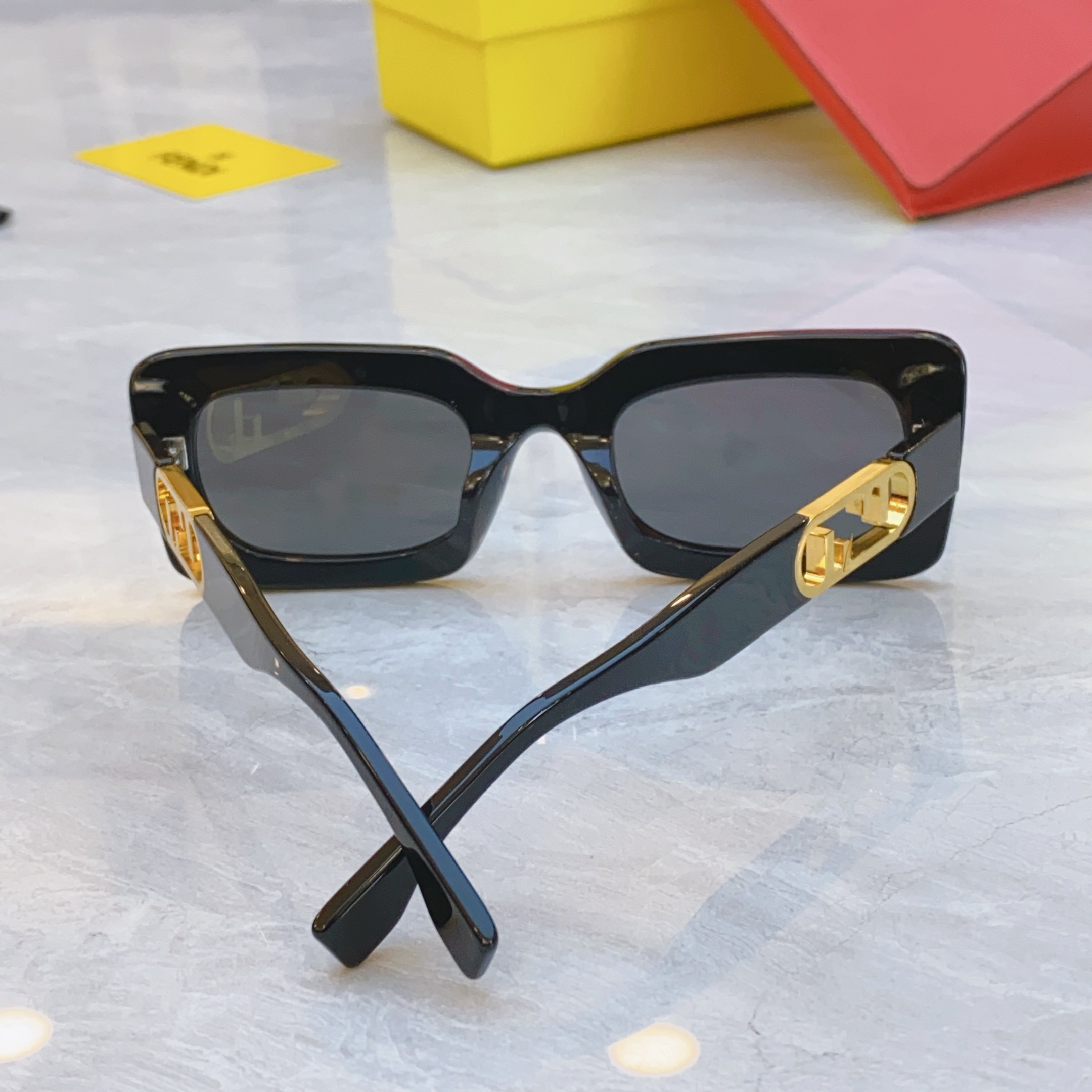 ，【FEN*】芬*迪新款太阳镜🕶️，
MODEL：FE40182I，SIZE：51口24-145