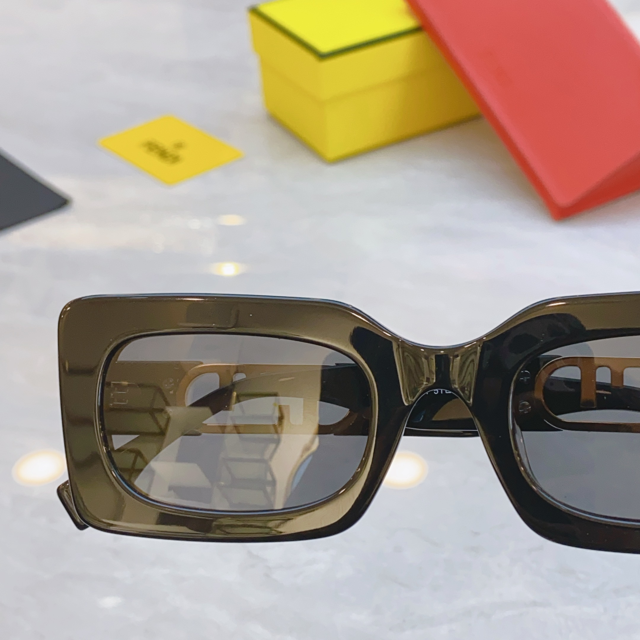 ，【FEN*】芬*迪新款太阳镜🕶️，
MODEL：FE40182I，SIZE：51口24-145