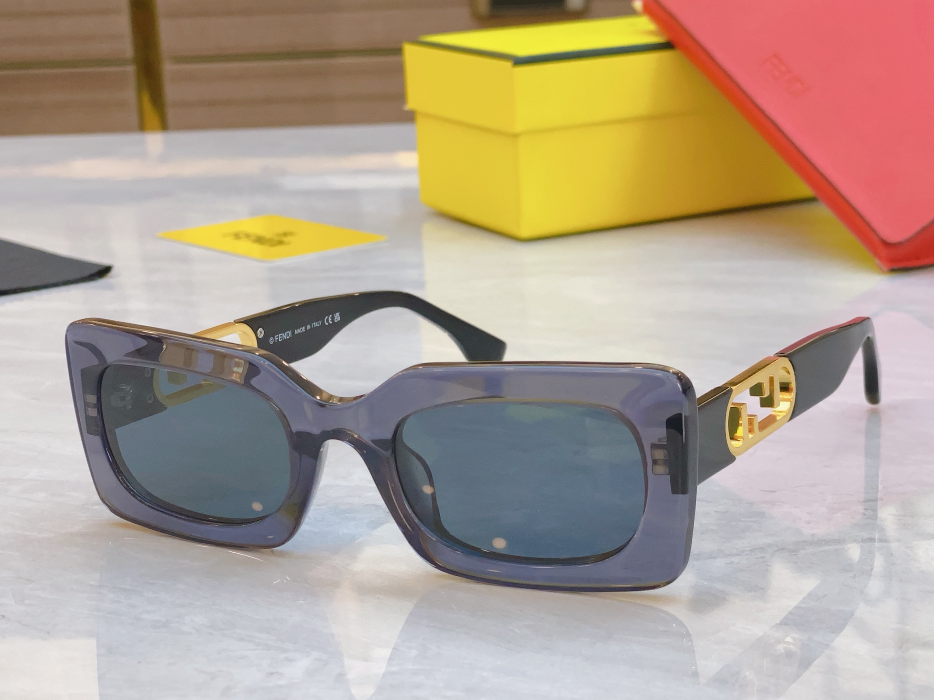，【FEN*】芬*迪新款太阳镜🕶️，
MODEL：FE40182I，SIZE：51口24-145