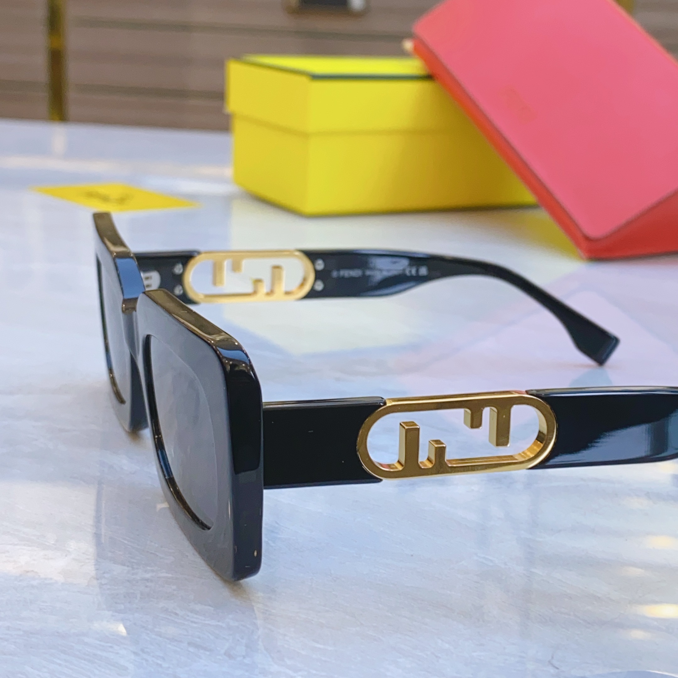 ，【FEN*】芬*迪新款太阳镜🕶️，
MODEL：FE40182I，SIZE：51口24-145