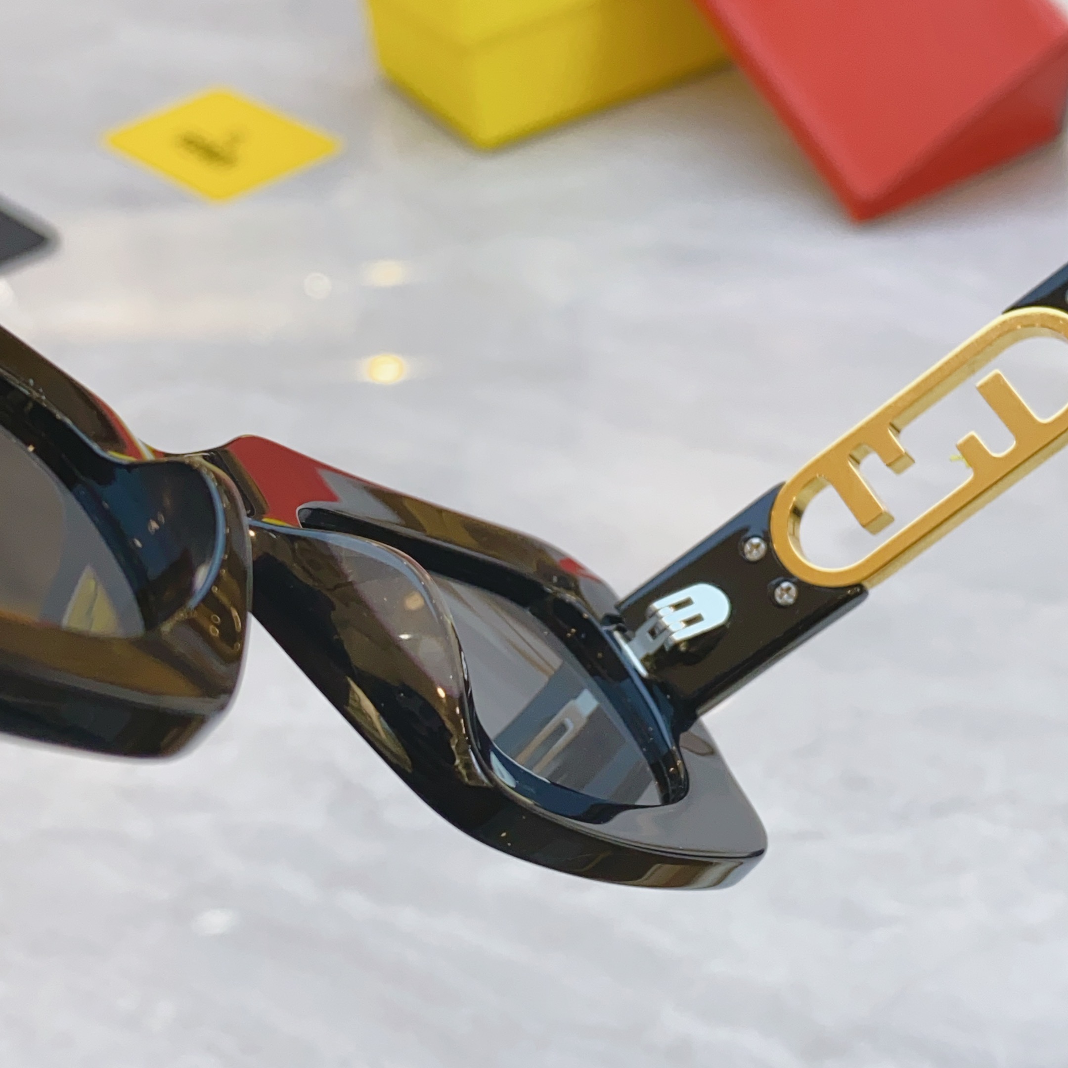 ，【FEN*】芬*迪新款太阳镜🕶️，
MODEL：FE40182I，SIZE：51口24-145