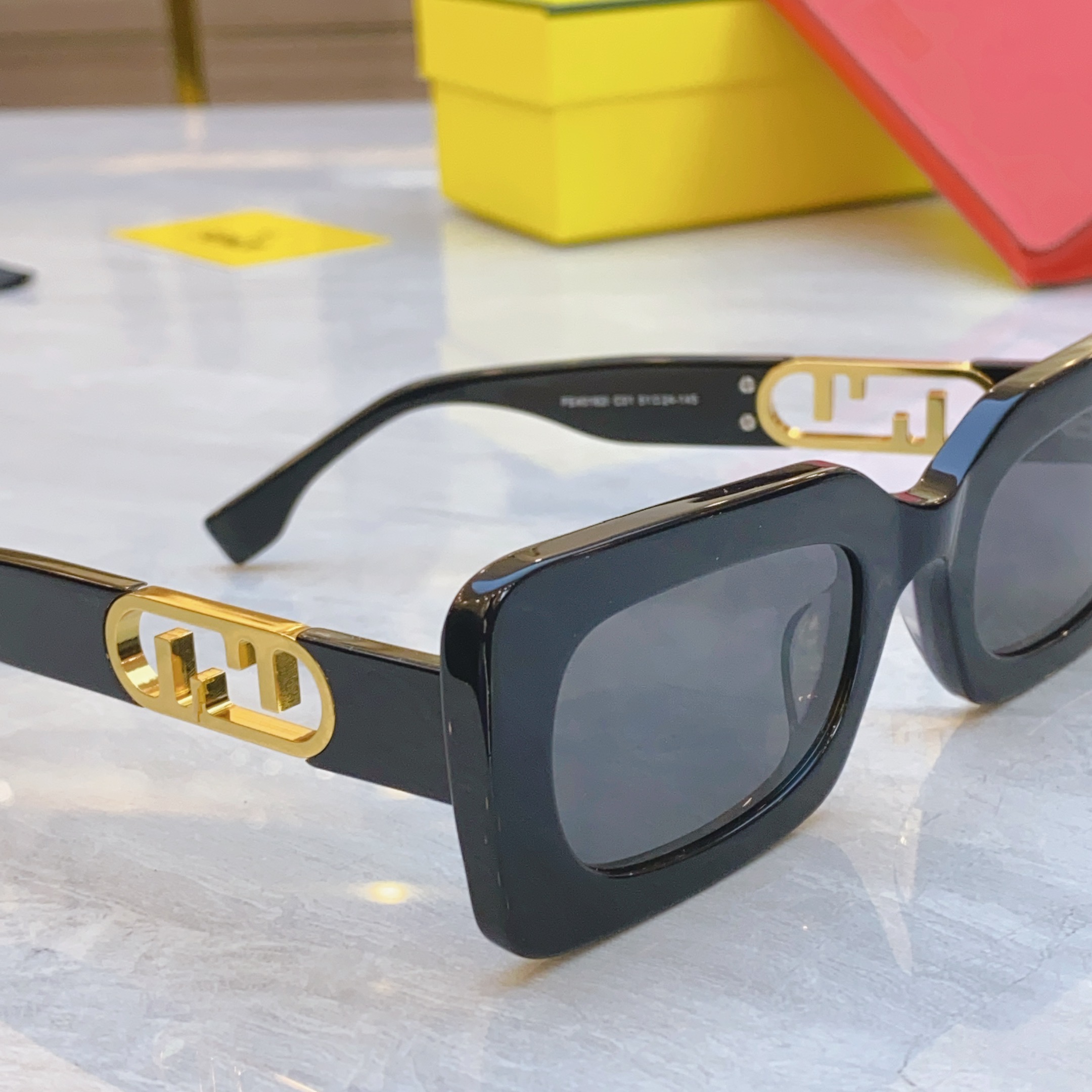 ，【FEN*】芬*迪新款太阳镜🕶️，
MODEL：FE40182I，SIZE：51口24-145