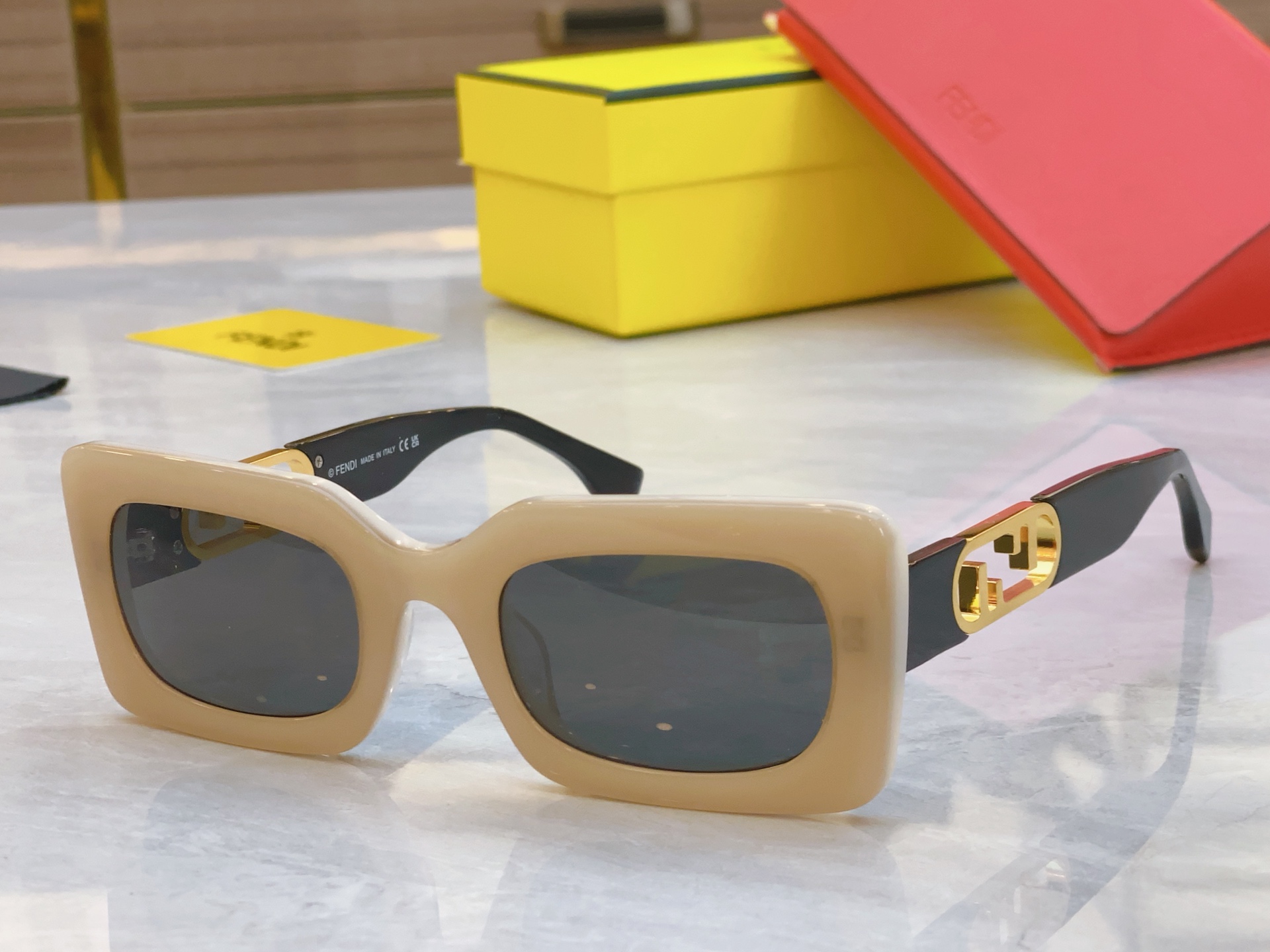，【FEN*】芬*迪新款太阳镜🕶️，
MODEL：FE40182I，SIZE：51口24-145