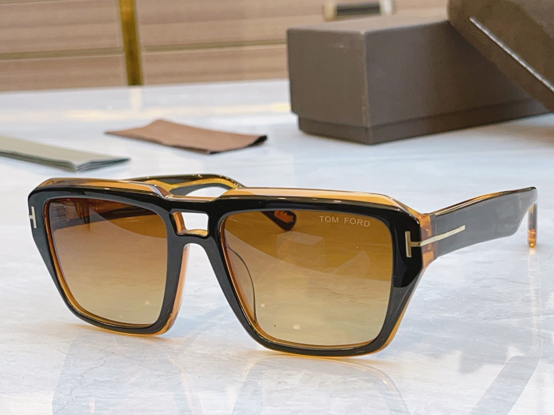 ，【TOM FOR*】汤姆*福特新款太阳镜🕶️，MODEL：FT1202，SIZE：56口19-140