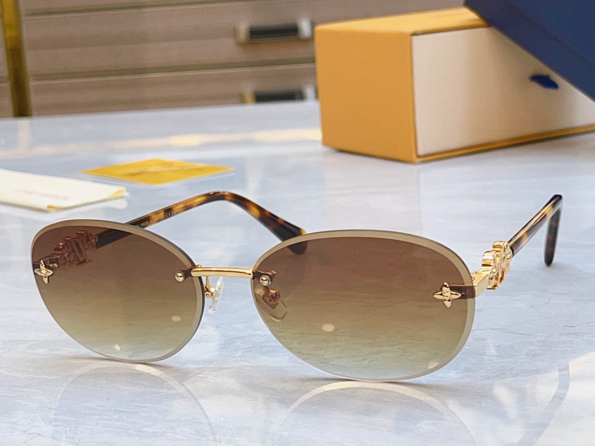 ，【LOUIS VUITTO*】路易*威登新款太阳镜，MODEL：Z24591，SIZE：64口16-1