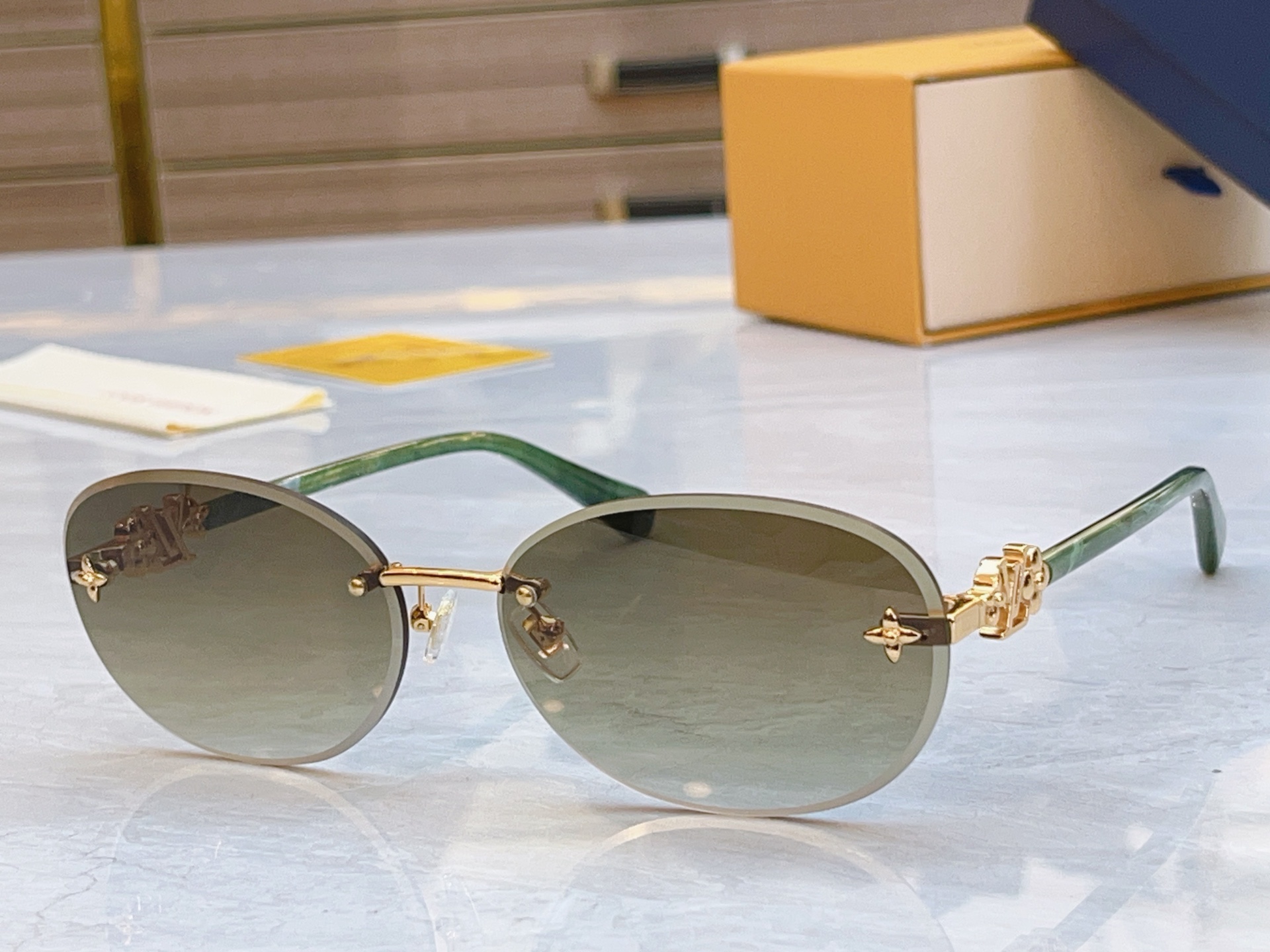 ，【LOUIS VUITTO*】路易*威登新款太阳镜，MODEL：Z24591，SIZE：64口16-1