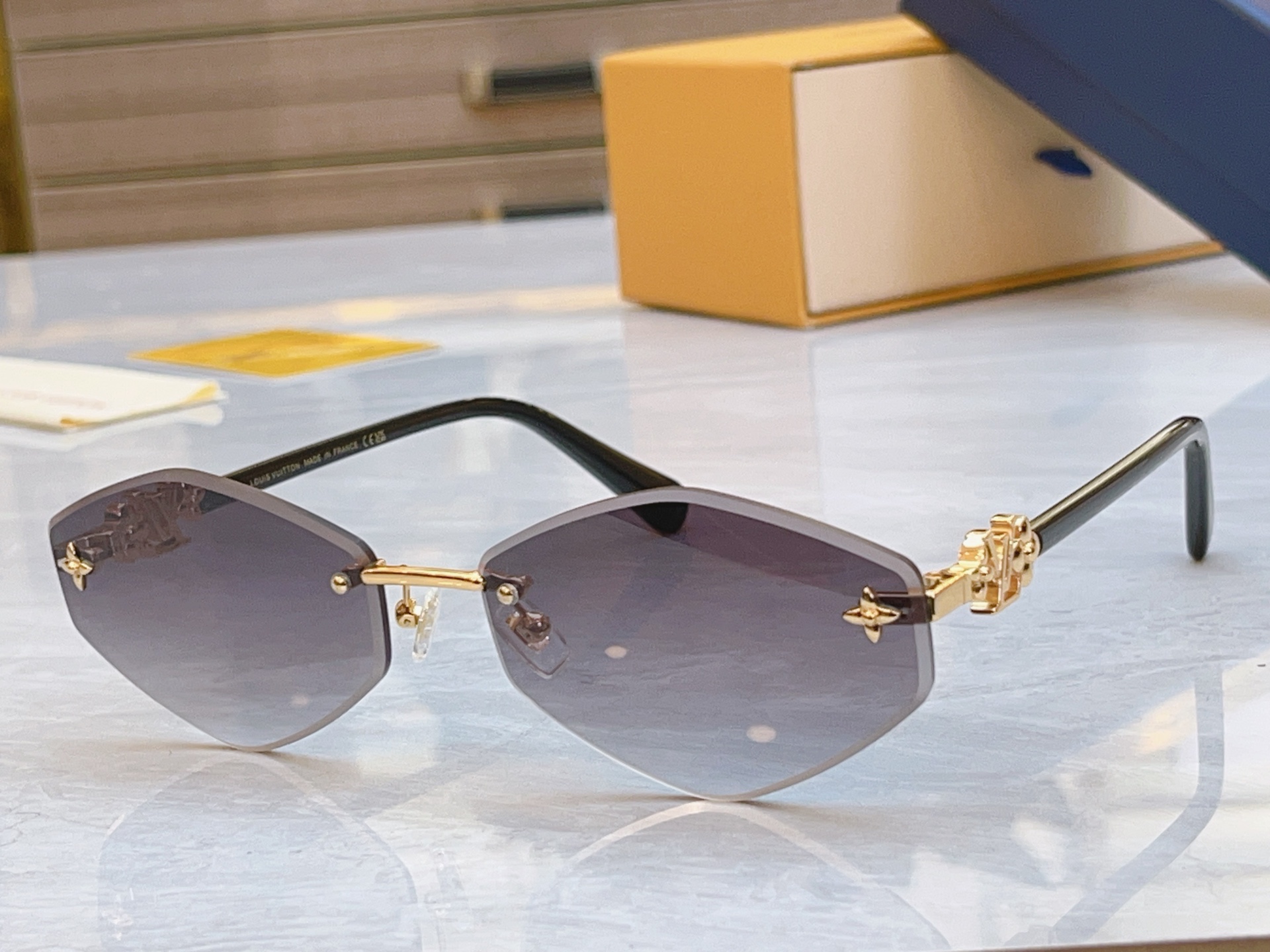 ，【LOUIS VUITTO*】路易*威登新款太阳镜，MODEL：Z24601，SIZE：63口167-