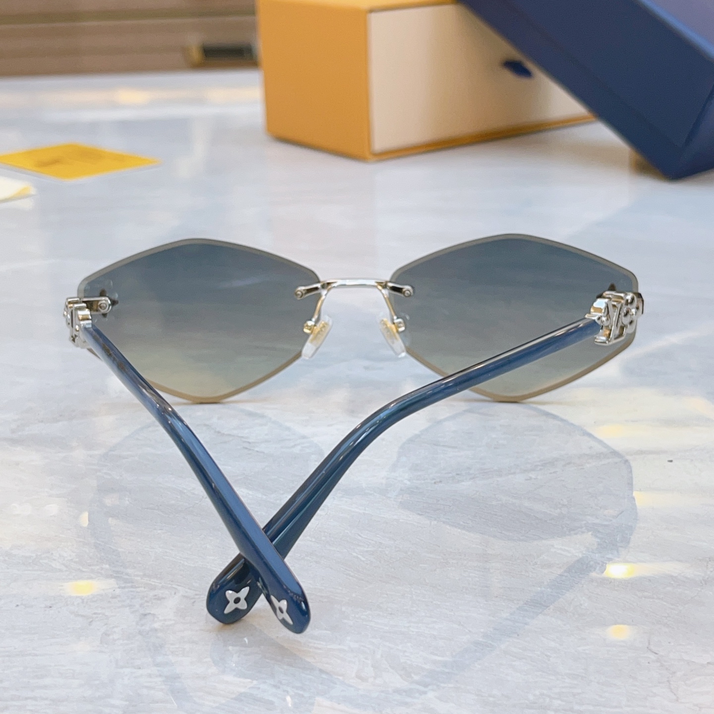 ，【LOUIS VUITTO*】路易*威登新款太阳镜，MODEL：Z24601，SIZE：63口167-