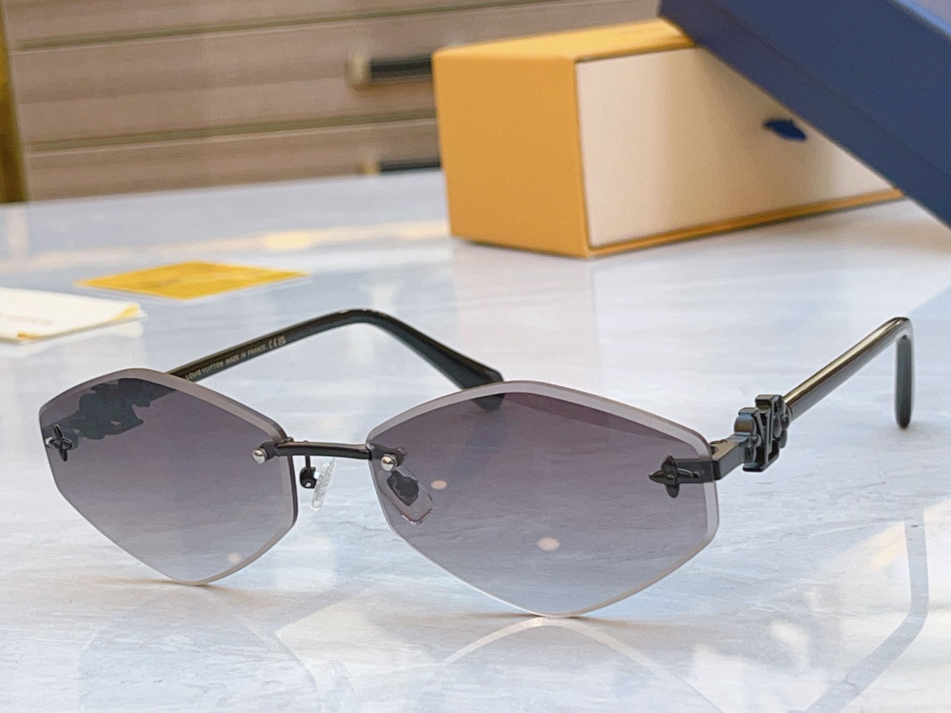 ，【LOUIS VUITTO*】路易*威登新款太阳镜，MODEL：Z24601，SIZE：63口167-