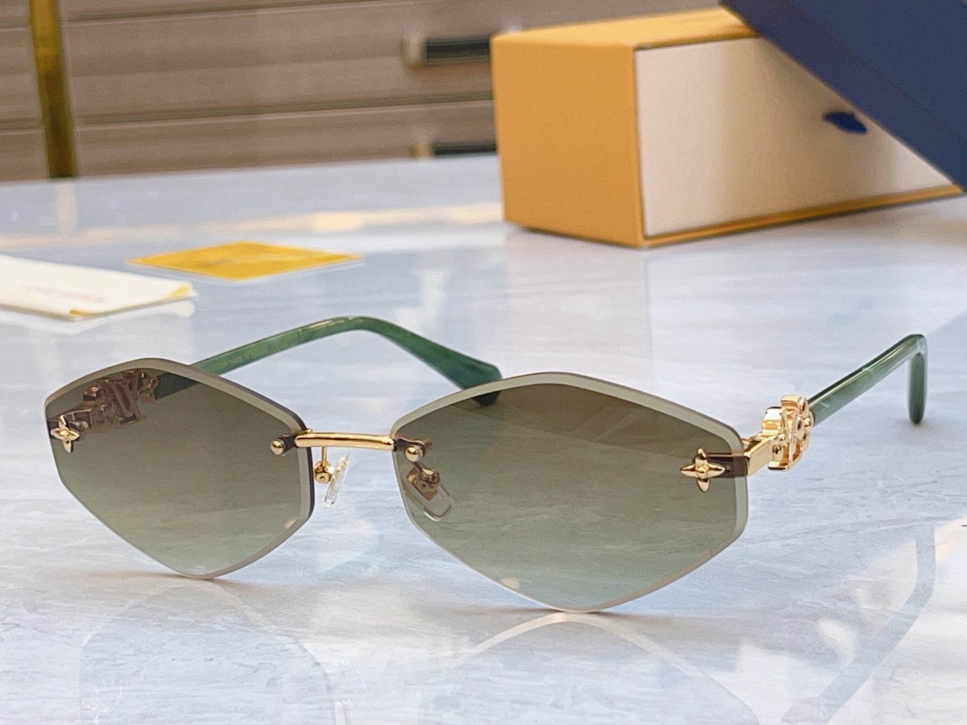 ，【LOUIS VUITTO*】路易*威登新款太阳镜，MODEL：Z24601，SIZE：63口167-