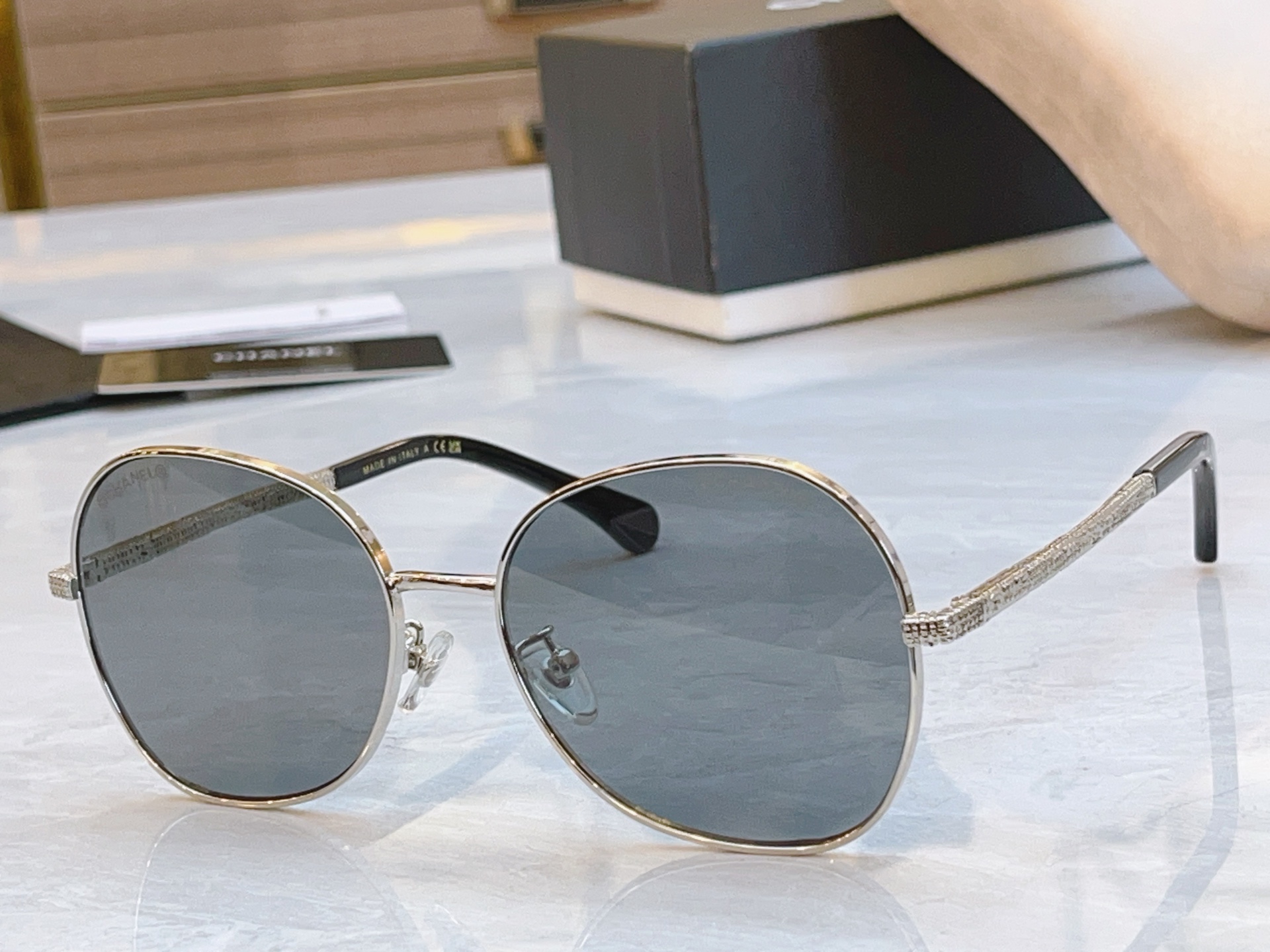 ，【CHANE*】香奈儿新款太阳镜🕶️🕶️，MODEL：CH2217J，SIZE：57口17-142