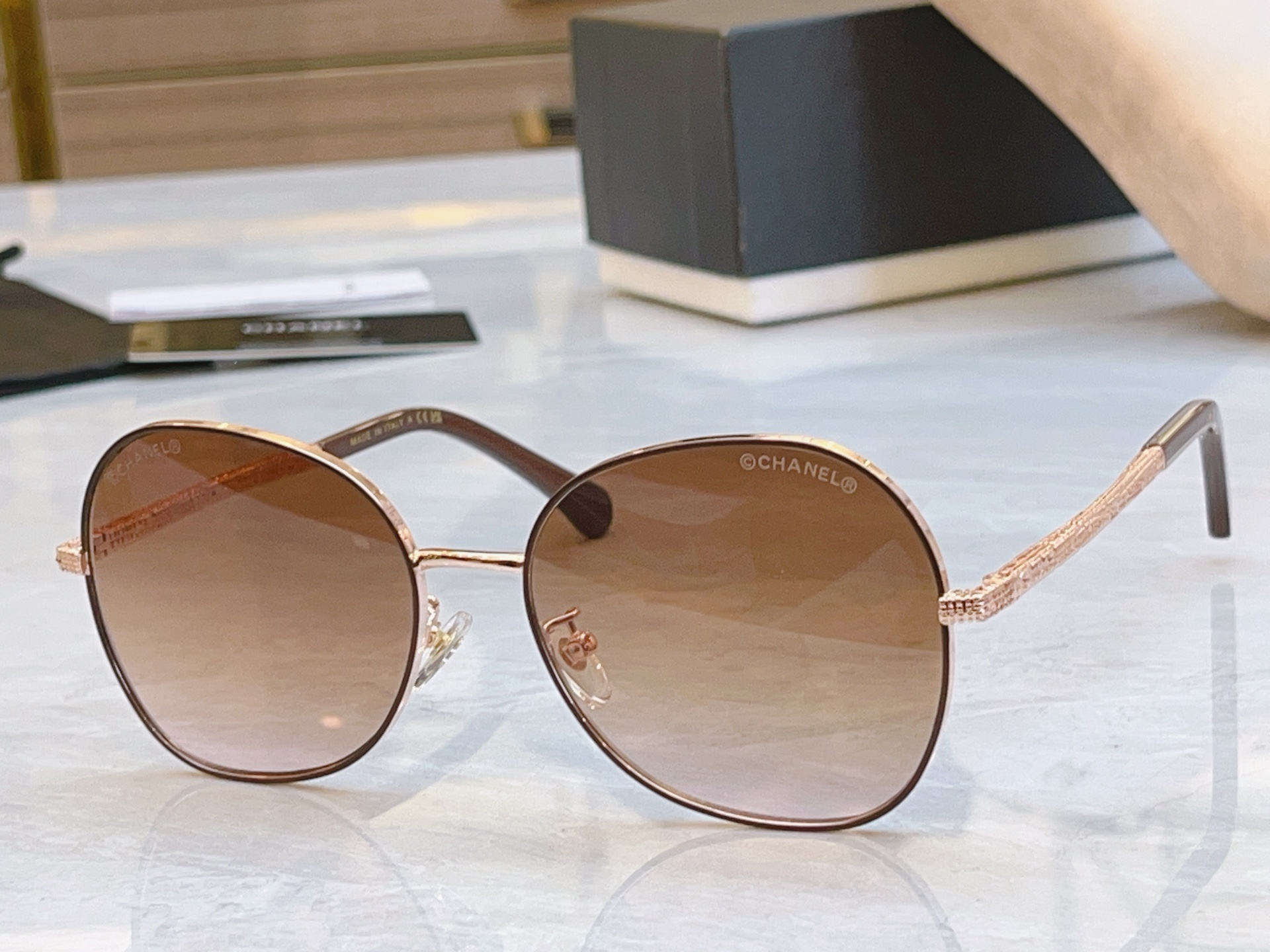 ，【CHANE*】香奈儿新款太阳镜🕶️🕶️，MODEL：CH2217J，SIZE：57口17-142