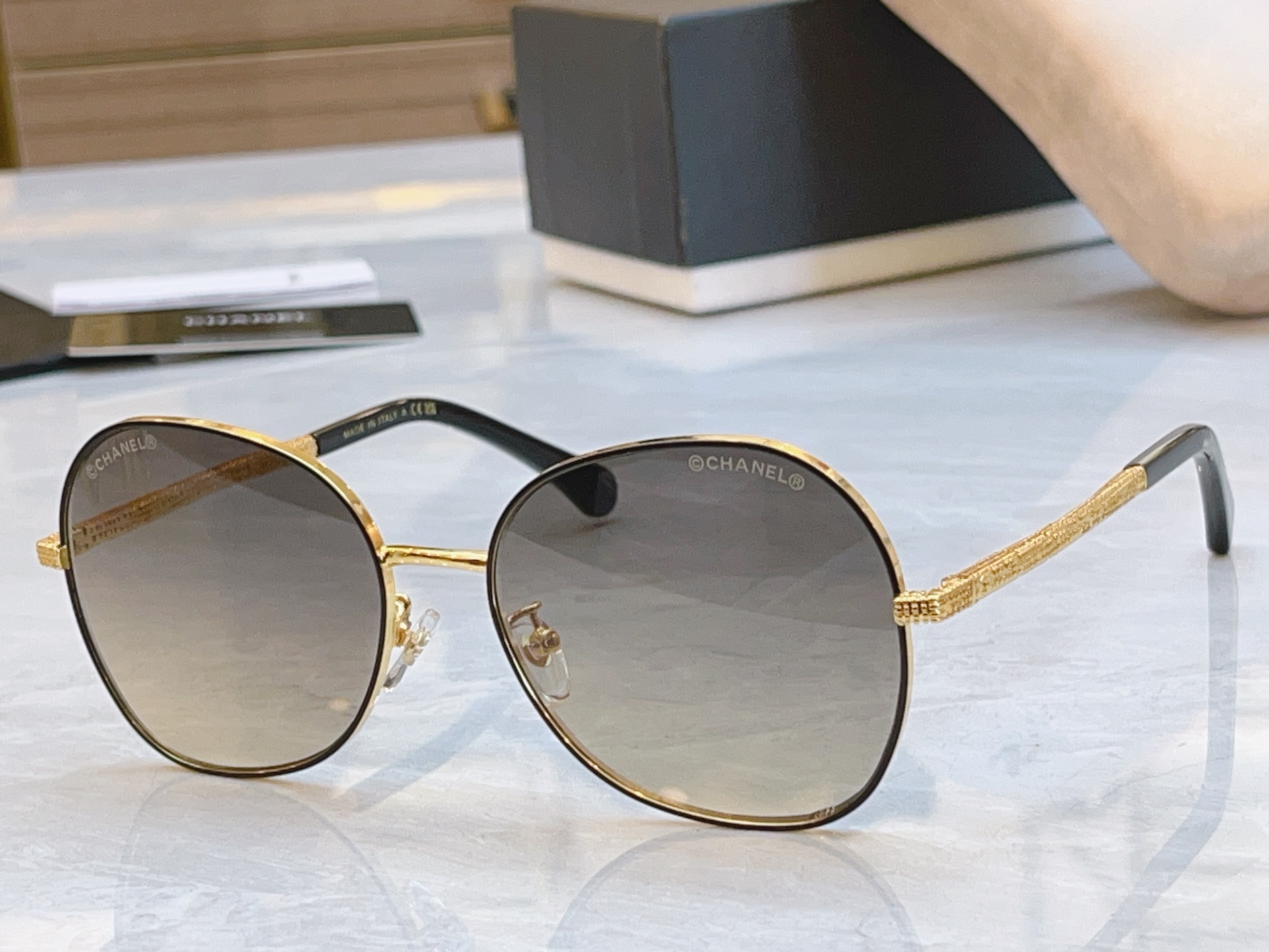 ，【CHANE*】香奈儿新款太阳镜🕶️🕶️，MODEL：CH2217J，SIZE：57口17-142