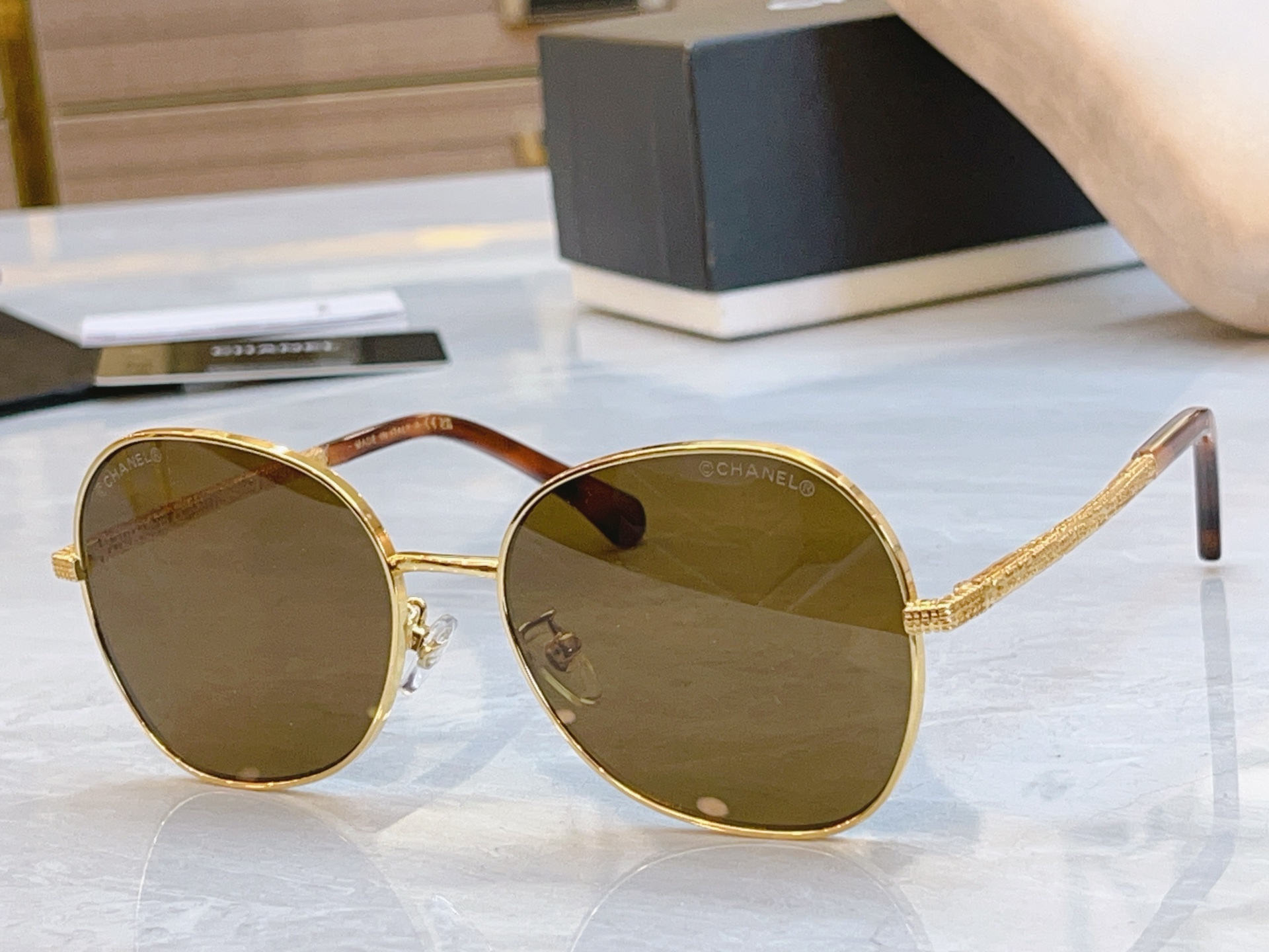 ，【CHANE*】香奈儿新款太阳镜🕶️🕶️，MODEL：CH2217J，SIZE：57口17-142