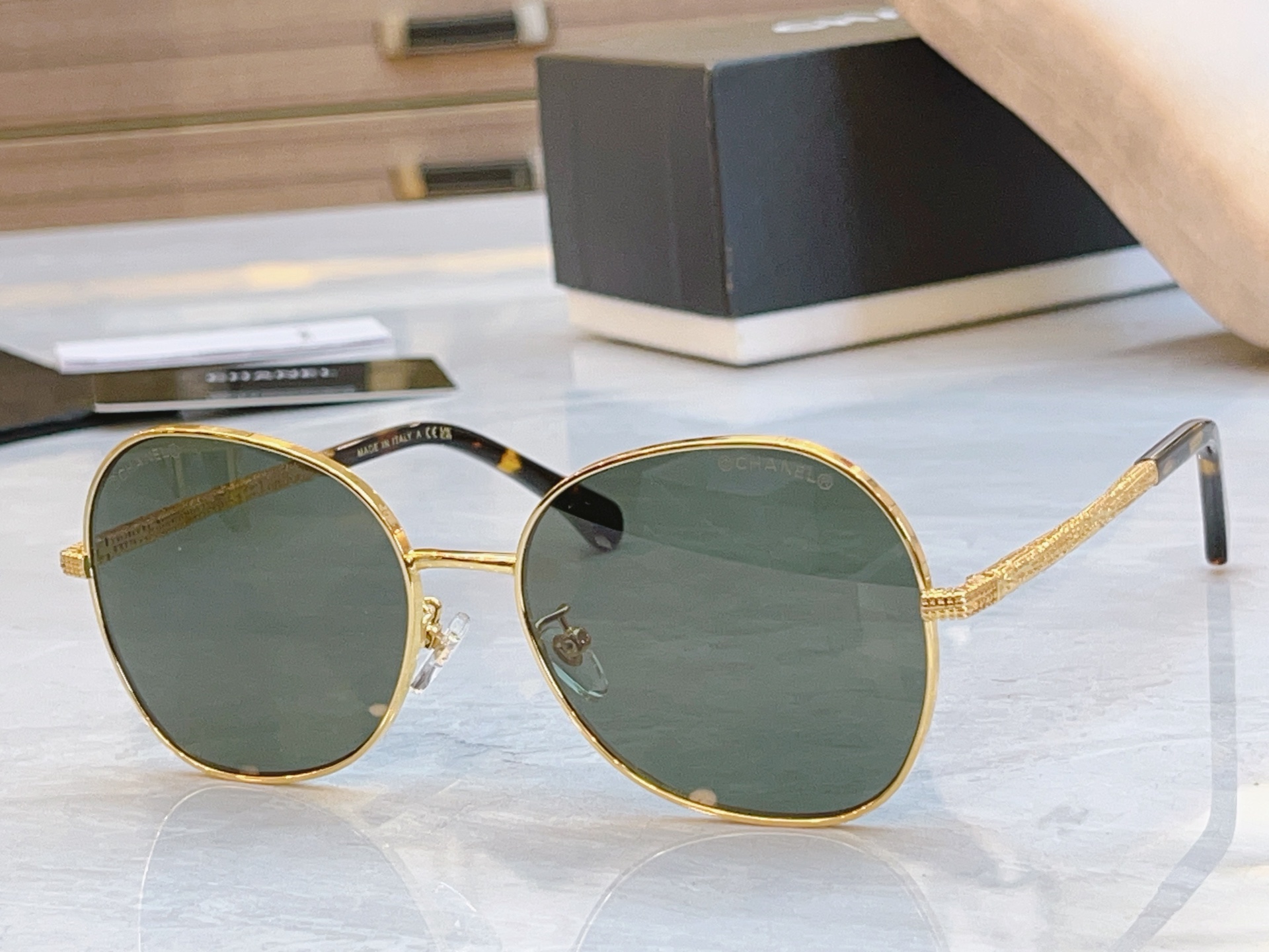 ，【CHANE*】香奈儿新款太阳镜🕶️🕶️，MODEL：CH2217J，SIZE：57口17-142