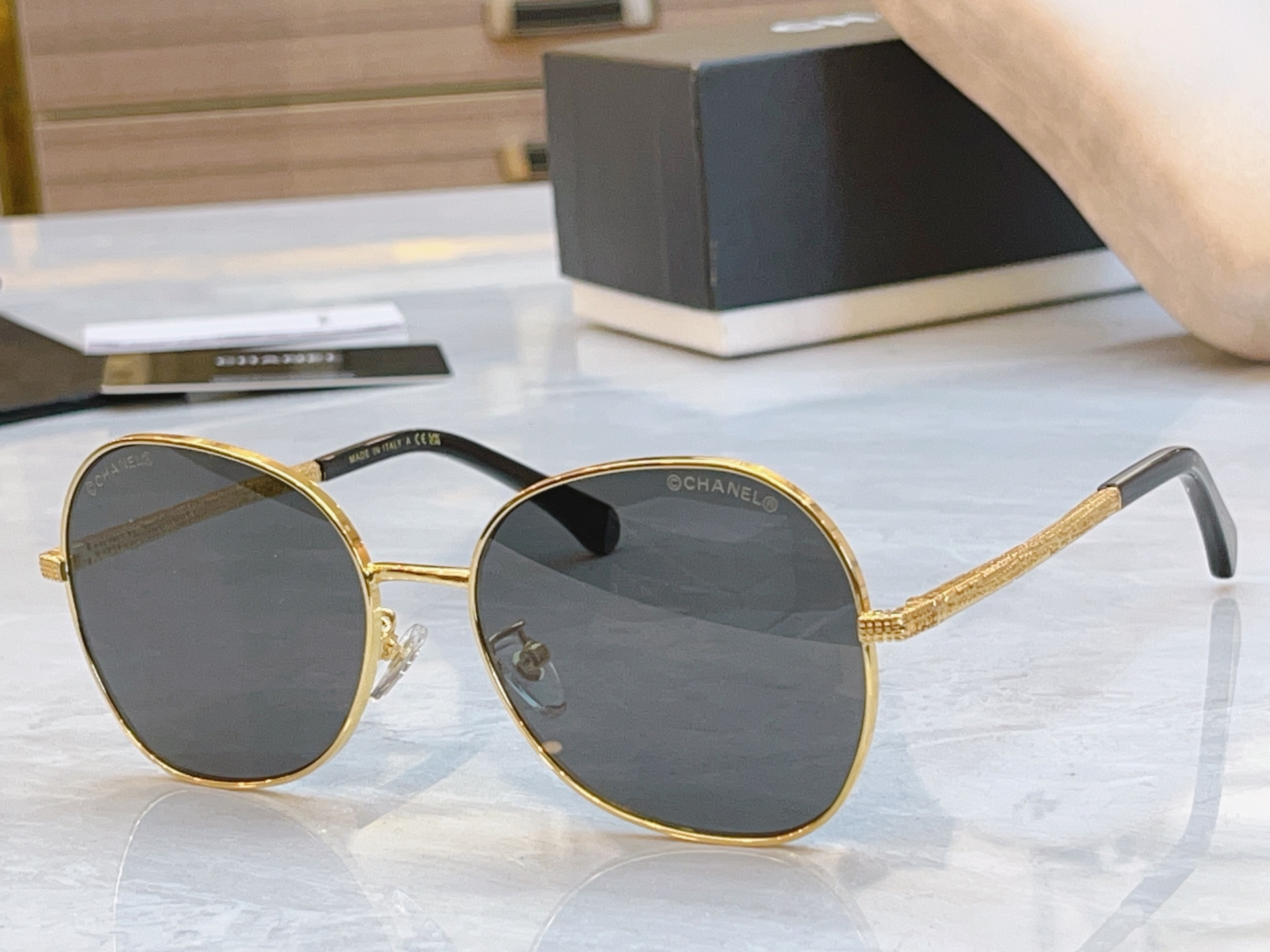 ，【CHANE*】香奈儿新款太阳镜🕶️🕶️，MODEL：CH2217J，SIZE：57口17-142