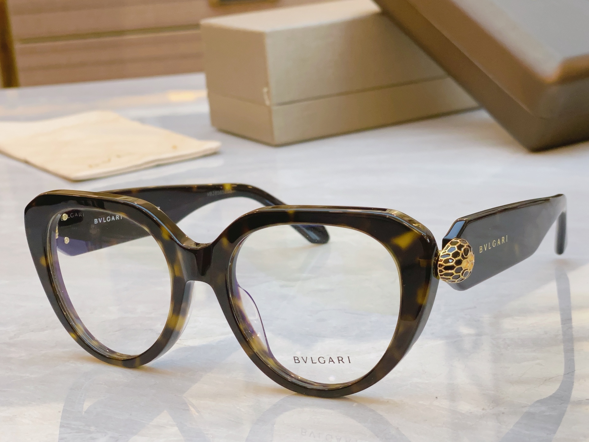，【BVLGA*】宝格*丽新款太阳镜，
MODEL：BV 50003l，SIZE：54口20-145