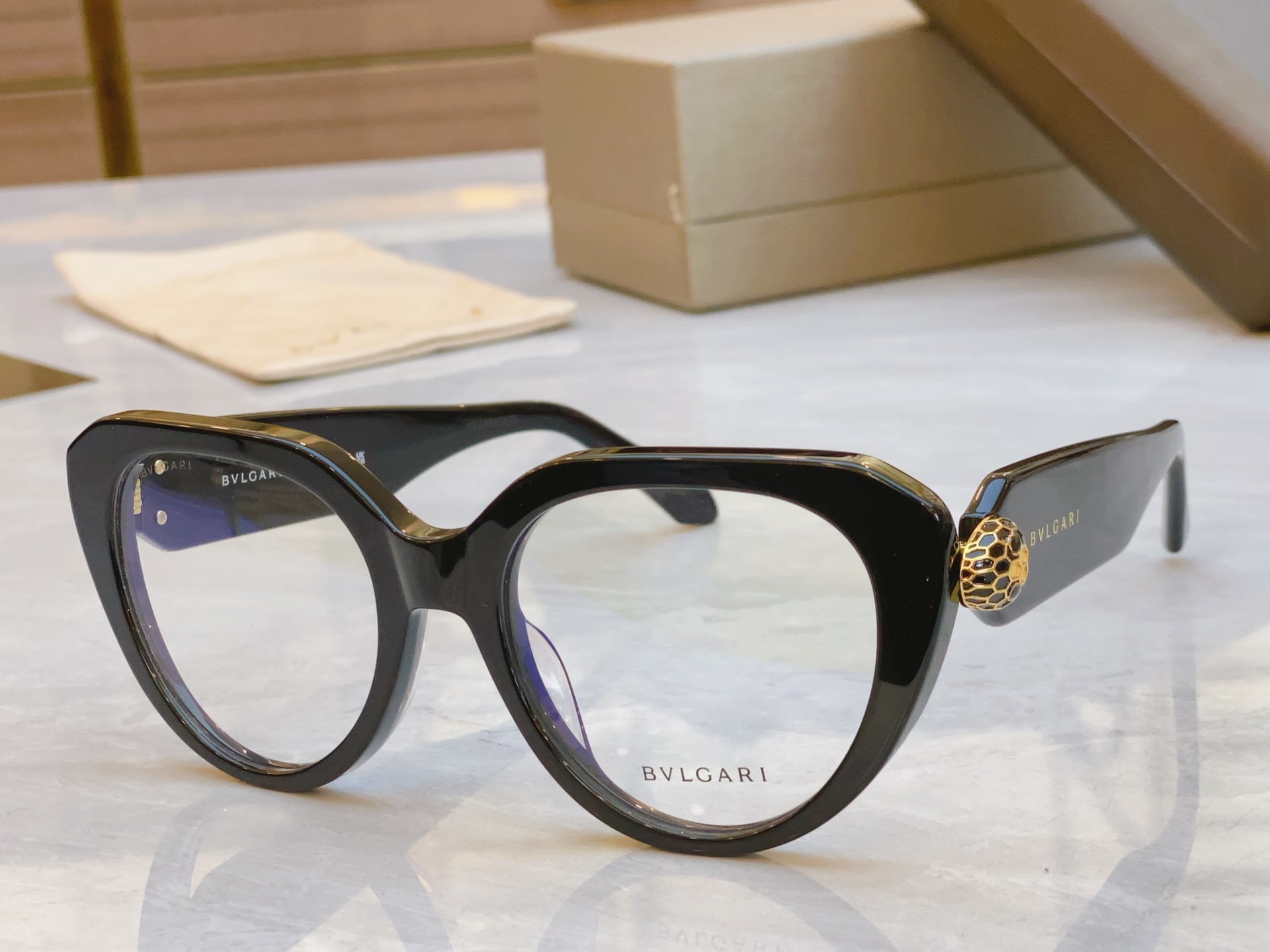 ，【BVLGA*】宝格*丽新款太阳镜，
MODEL：BV 50003l，SIZE：54口20-145