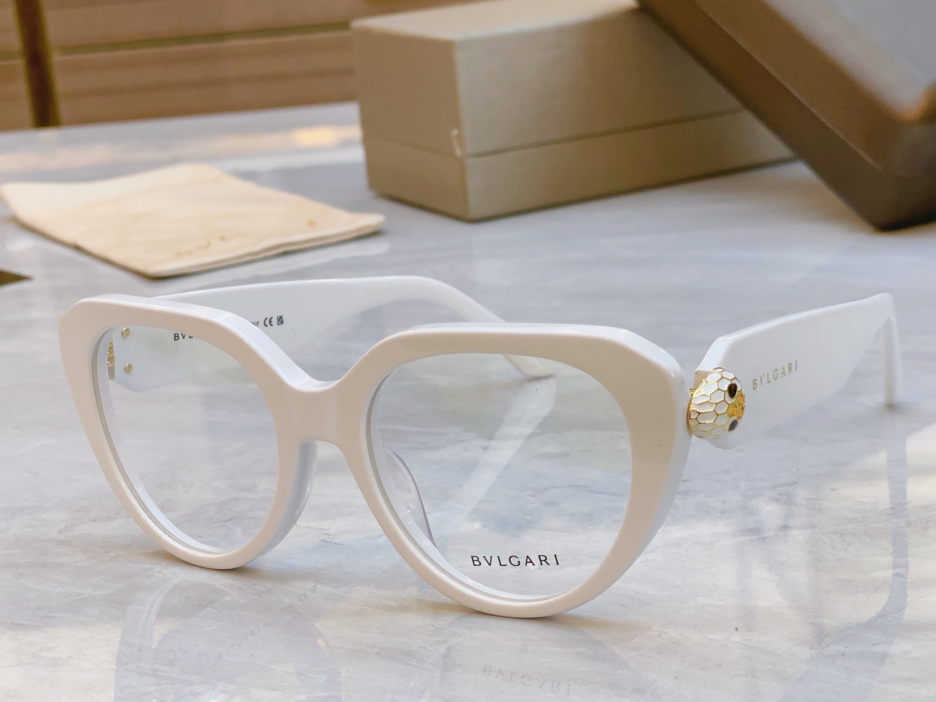 ，【BVLGA*】宝格*丽新款太阳镜，
MODEL：BV 50003l，SIZE：54口20-145