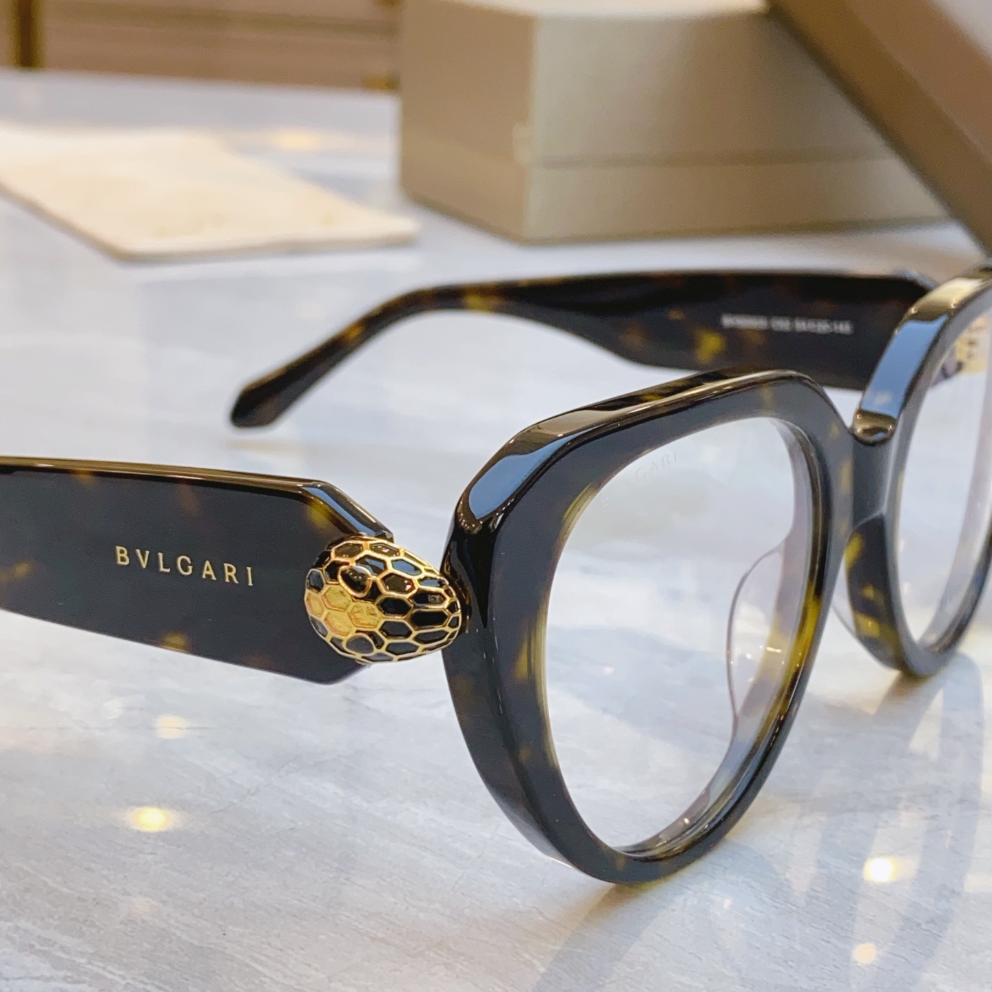 ，【BVLGA*】宝格*丽新款太阳镜，
MODEL：BV 50003l，SIZE：54口20-145