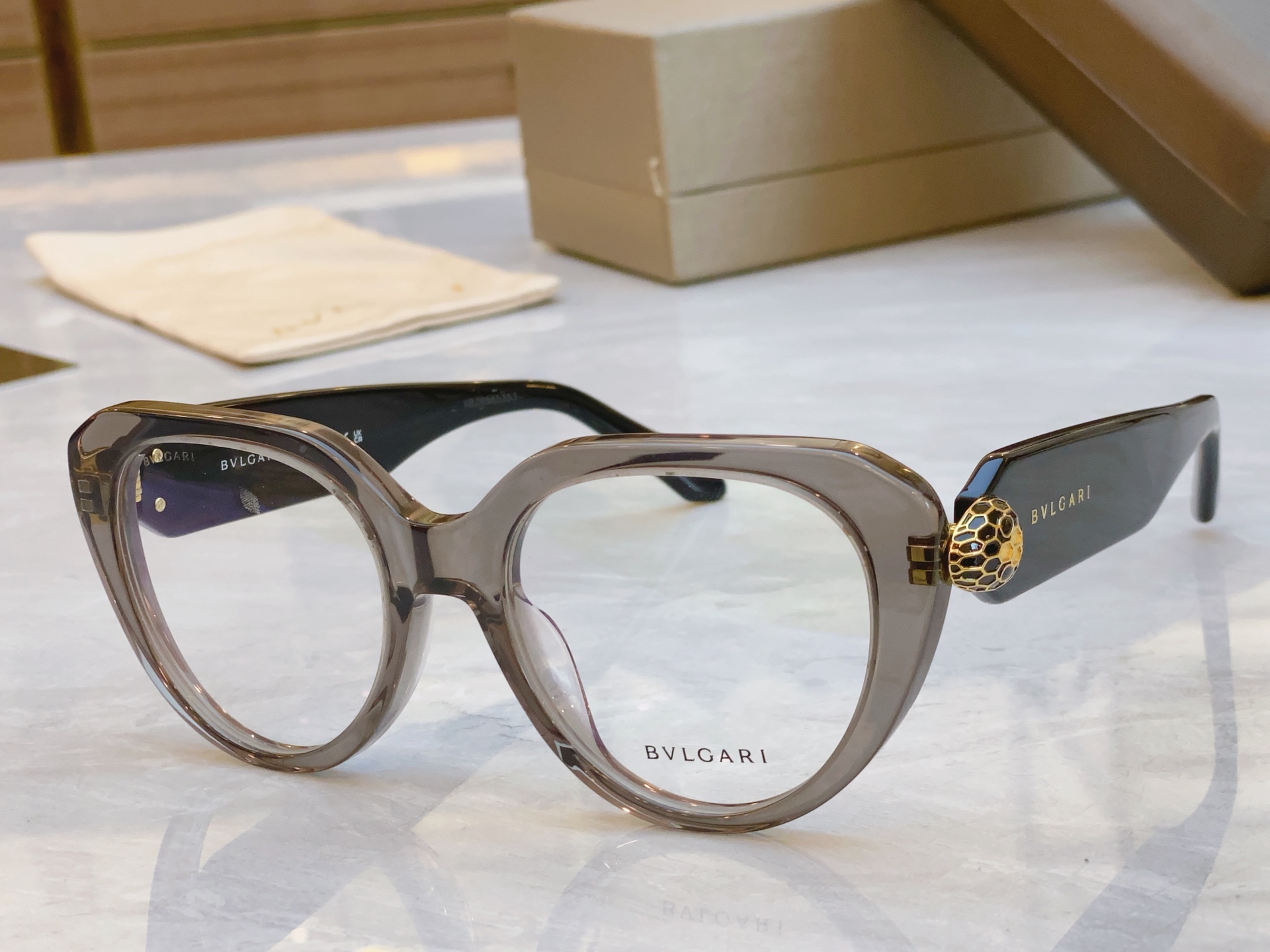 ，【BVLGA*】宝格*丽新款太阳镜，
MODEL：BV 50003l，SIZE：54口20-145