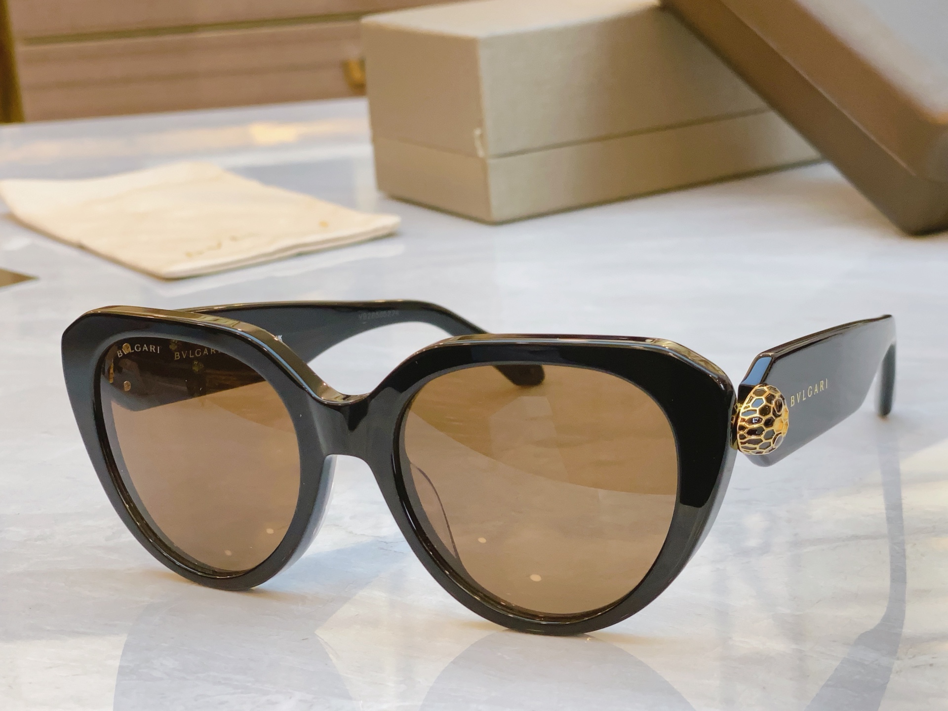 ，【BVLGA*】宝格*丽新款太阳镜，
MODEL：BV 50003l，SIZE：54口20-145