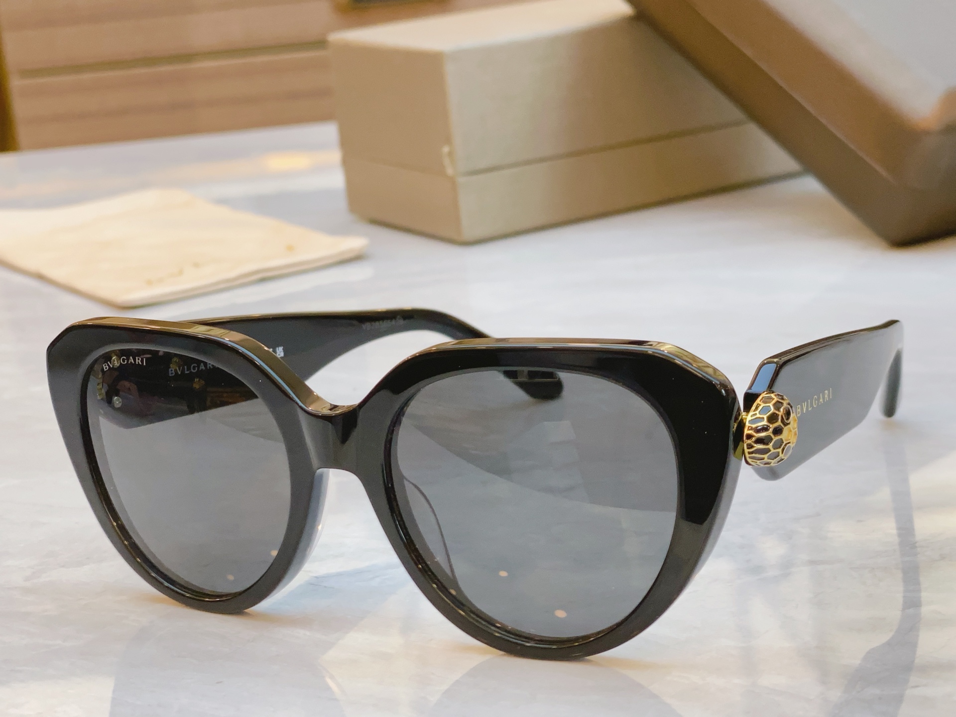 ，【BVLGA*】宝格*丽新款太阳镜，
MODEL：BV 50003l，SIZE：54口20-145