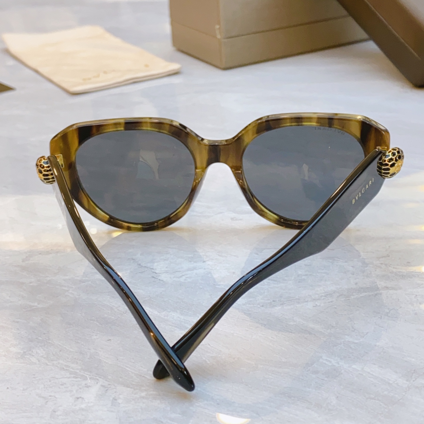 ，【BVLGA*】宝格*丽新款太阳镜，
MODEL：BV 50003l，SIZE：54口20-145