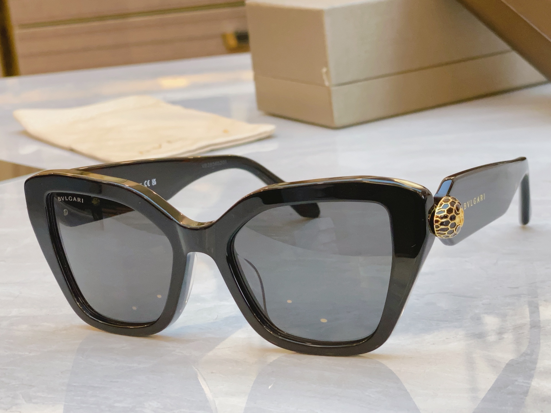 ，【BVLGA*】宝格*丽新款太阳镜，
MODEL：BV 40033l，SIZE：53口19-145