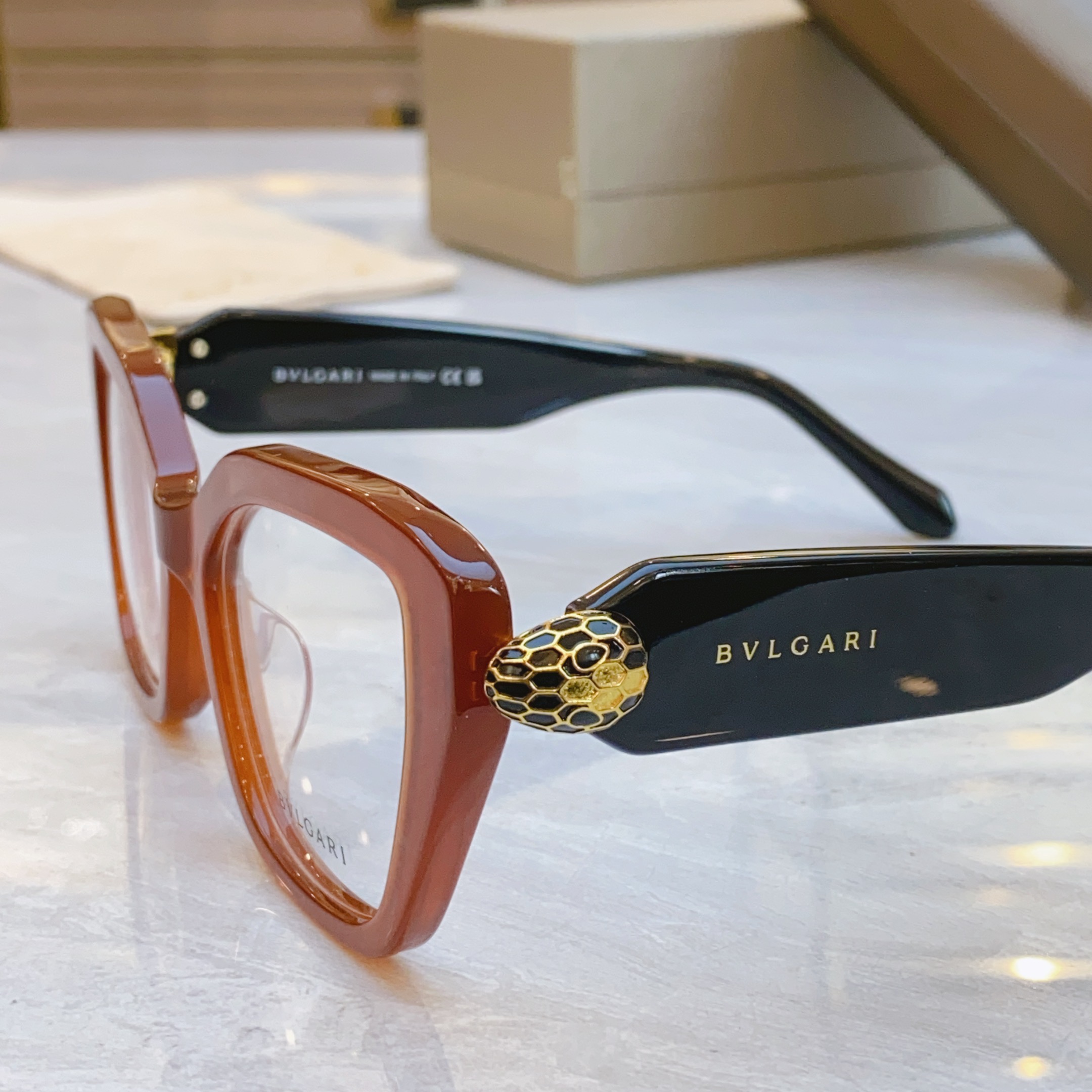 ，【BVLGA*】宝格*丽新款太阳镜，
MODEL：BV 40033l，SIZE：53口19-145