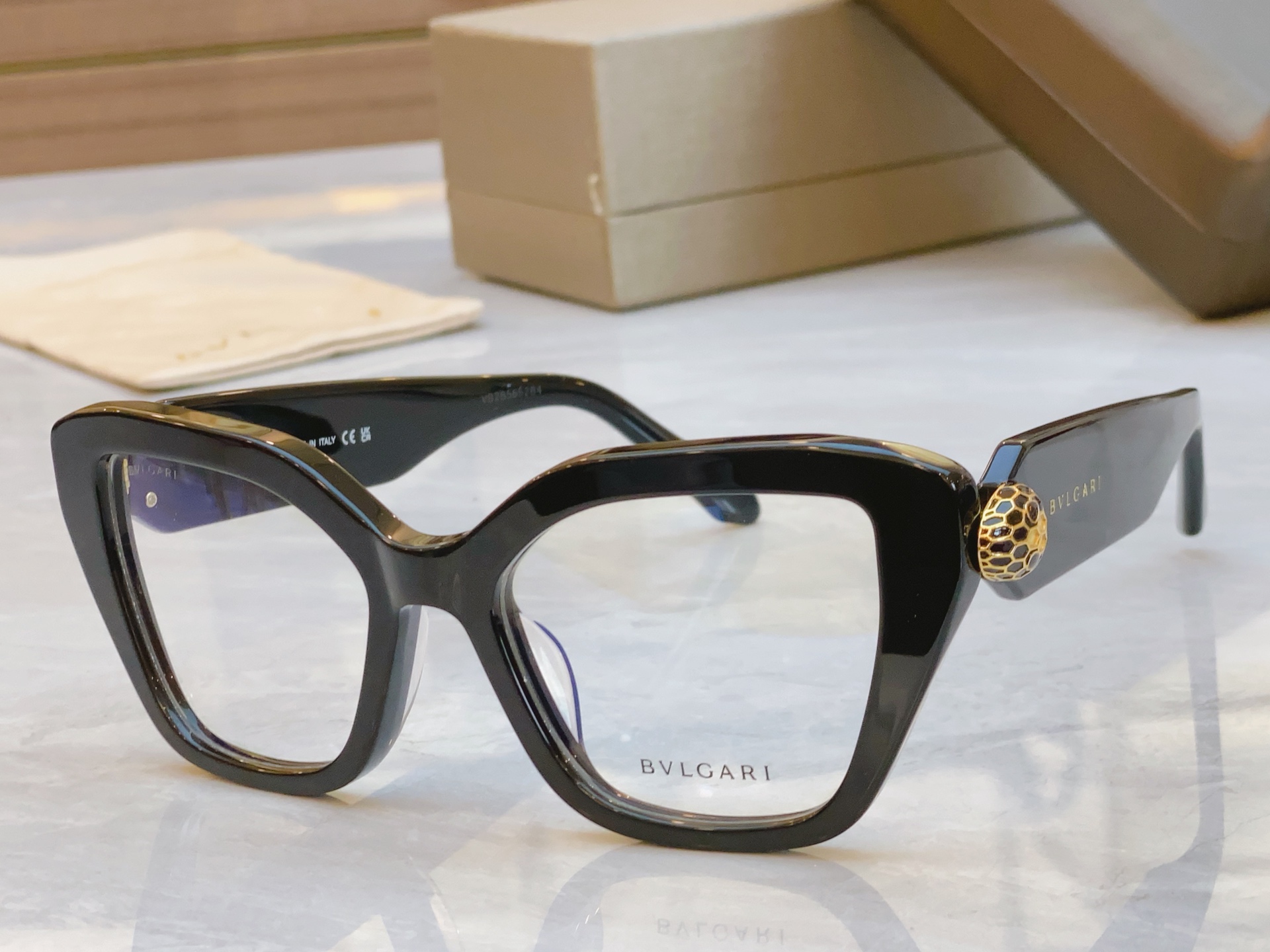 ，【BVLGA*】宝格*丽新款太阳镜，
MODEL：BV 40033l，SIZE：53口19-145