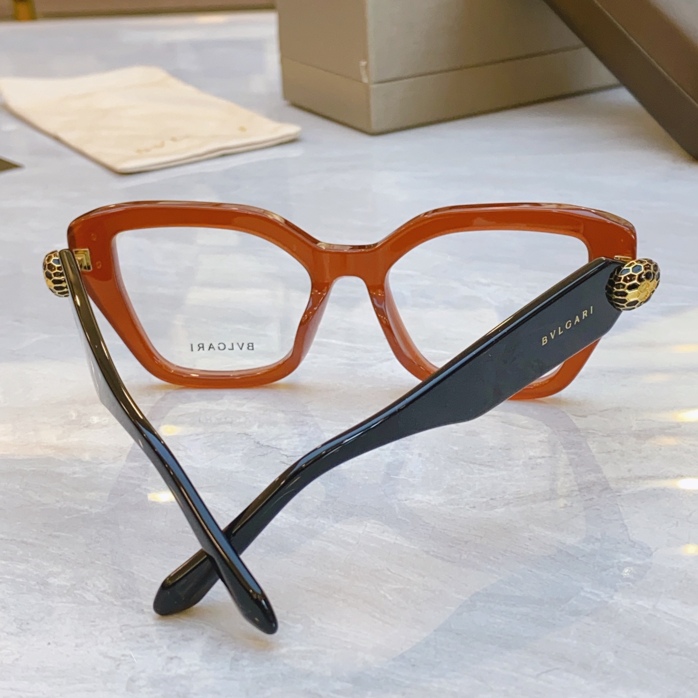 ，【BVLGA*】宝格*丽新款太阳镜，
MODEL：BV 40033l，SIZE：53口19-145