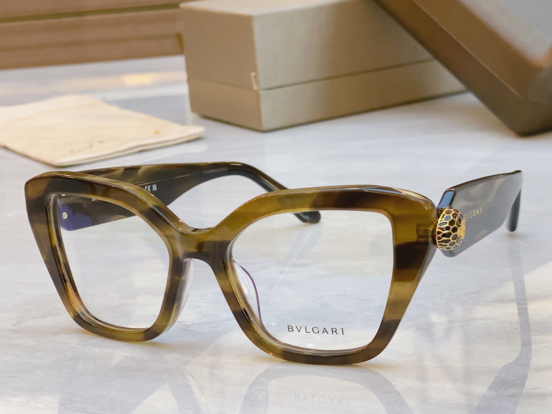 ，【BVLGA*】宝格*丽新款太阳镜，
MODEL：BV 40033l，SIZE：53口19-145