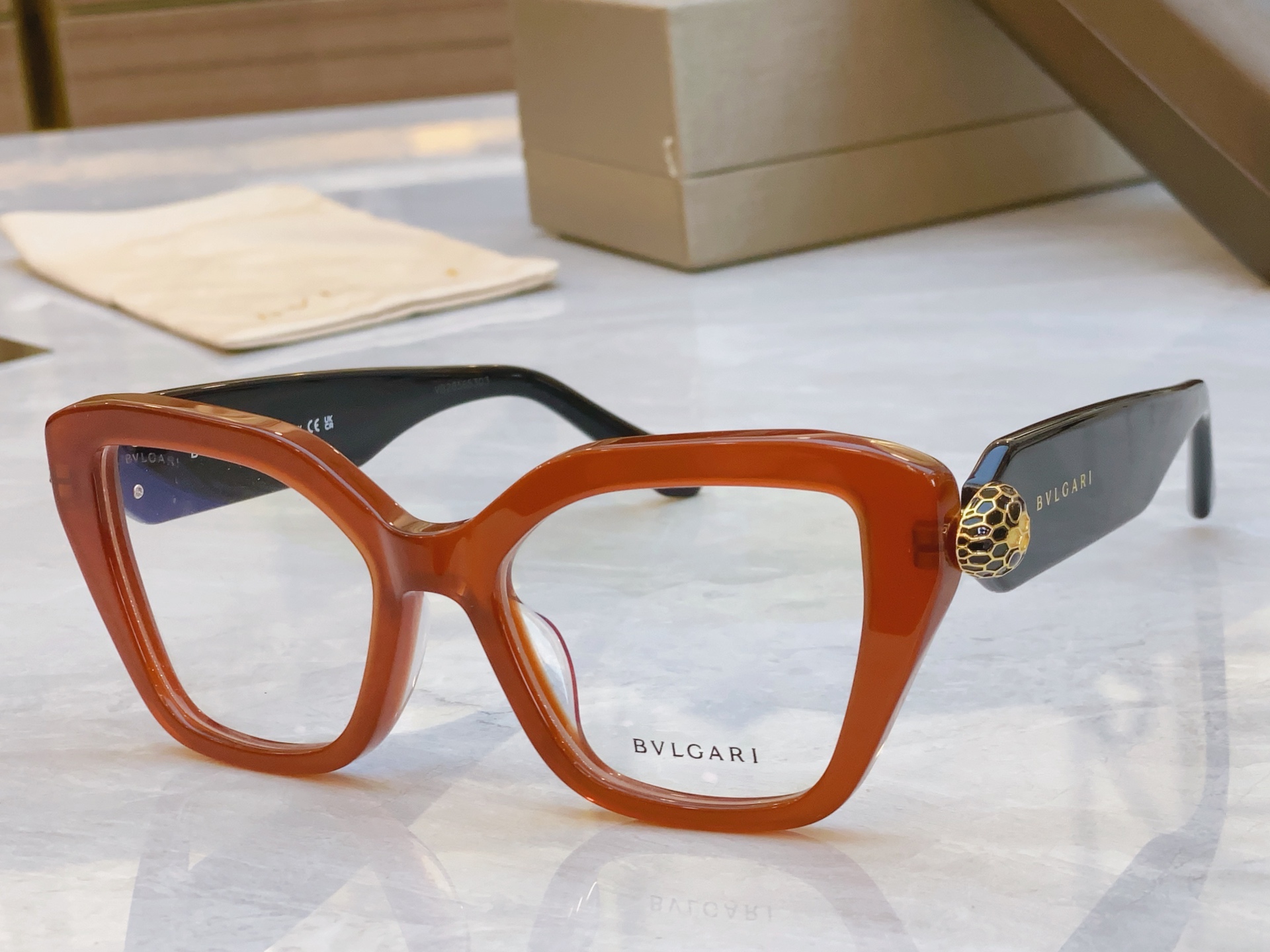 ，【BVLGA*】宝格*丽新款太阳镜，
MODEL：BV 40033l，SIZE：53口19-145