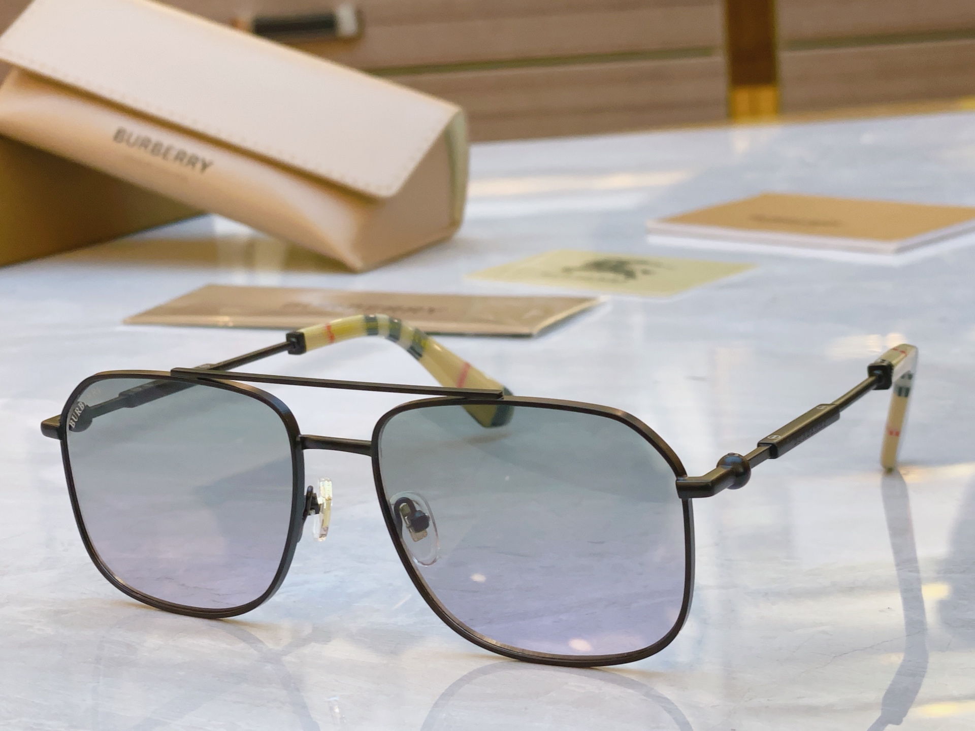 ，【BURBERR*】巴宝*莉新款光学架。MODEL：BE6020，SIZE：57口17-142