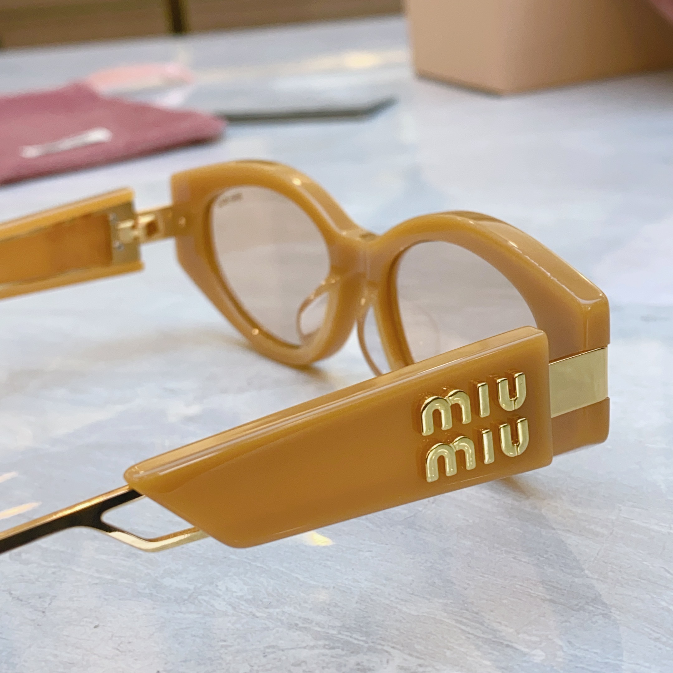 ，【MIUMI*】缪*缪新款太阳镜，ModMU 130AV，SIZE52-17-142