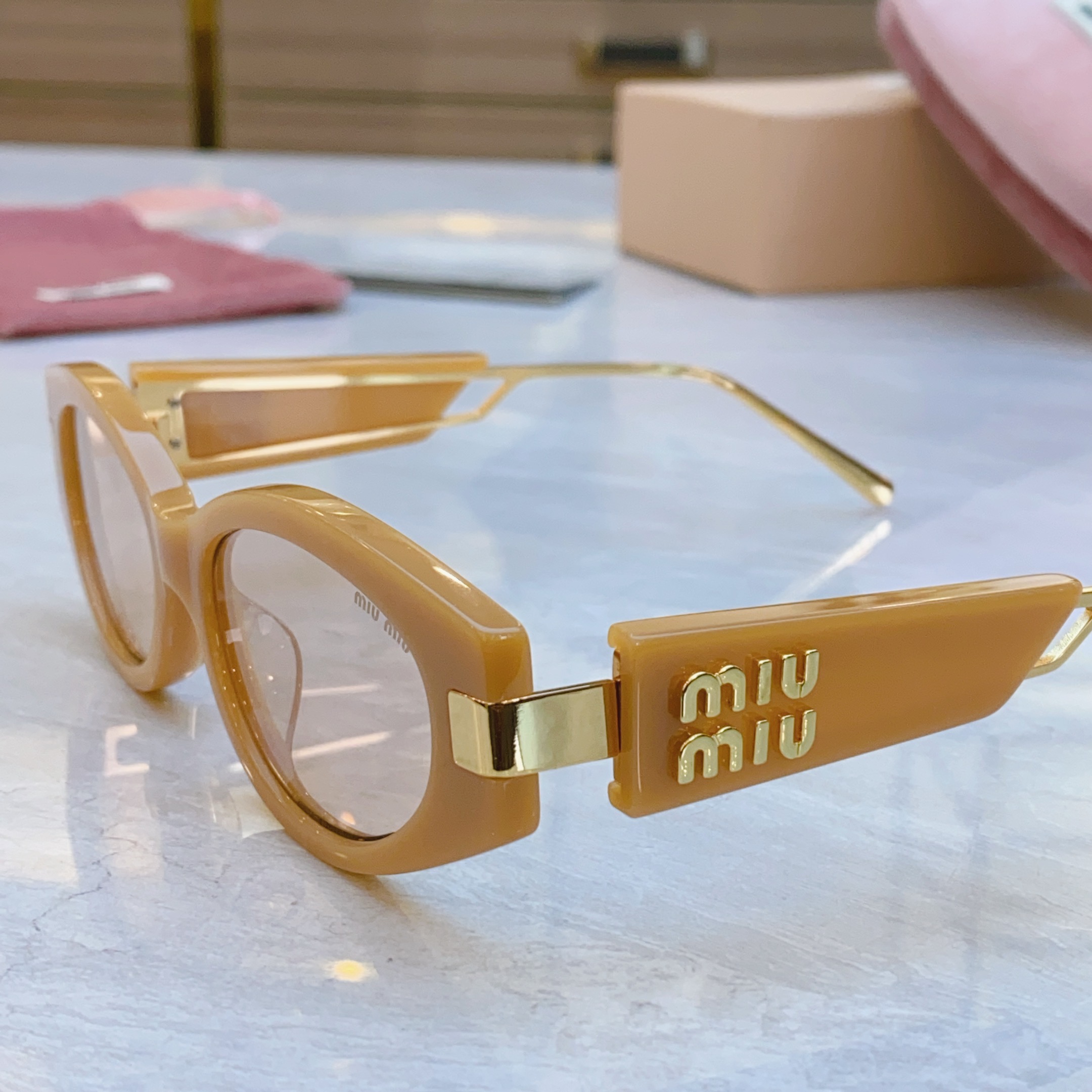 ，【MIUMI*】缪*缪新款太阳镜，ModMU 130AV，SIZE52-17-142