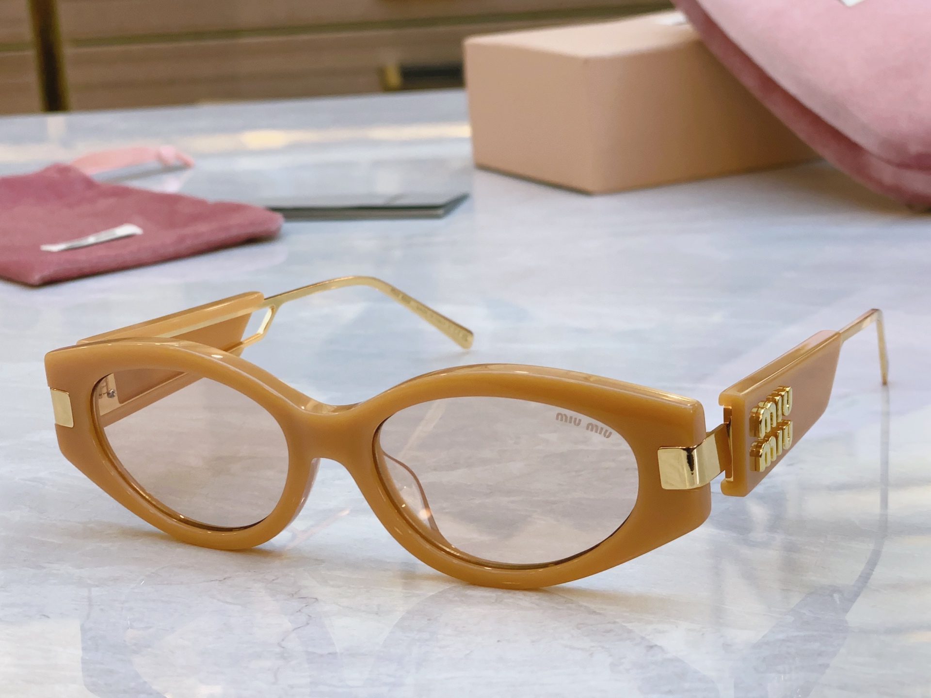 ，【MIUMI*】缪*缪新款太阳镜，ModMU 130AV，SIZE52-17-142