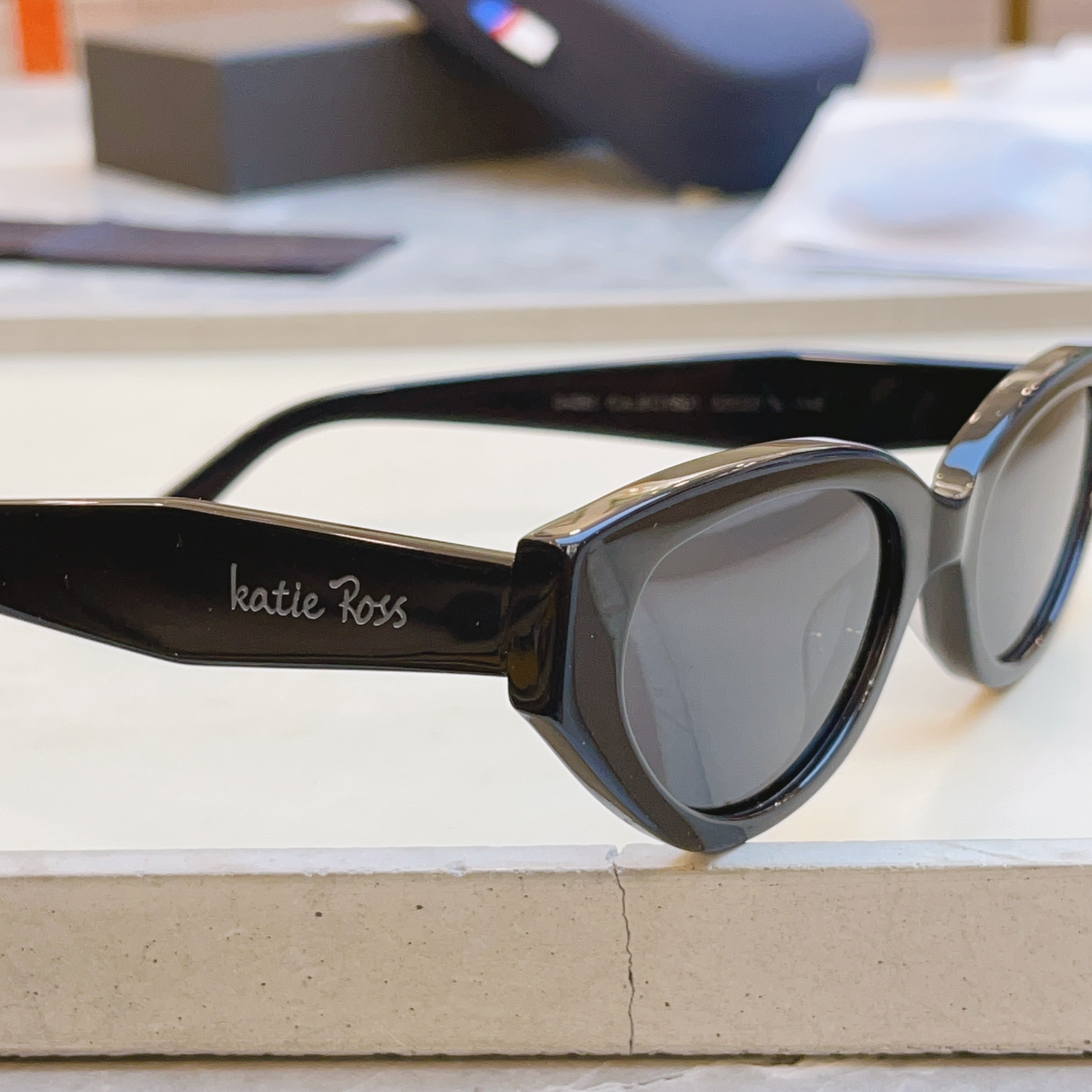 ，配全套包装新款【Katie Ross】新款太阳镜，MODEL：04251，低调大方[亲亲] 时尚大框[