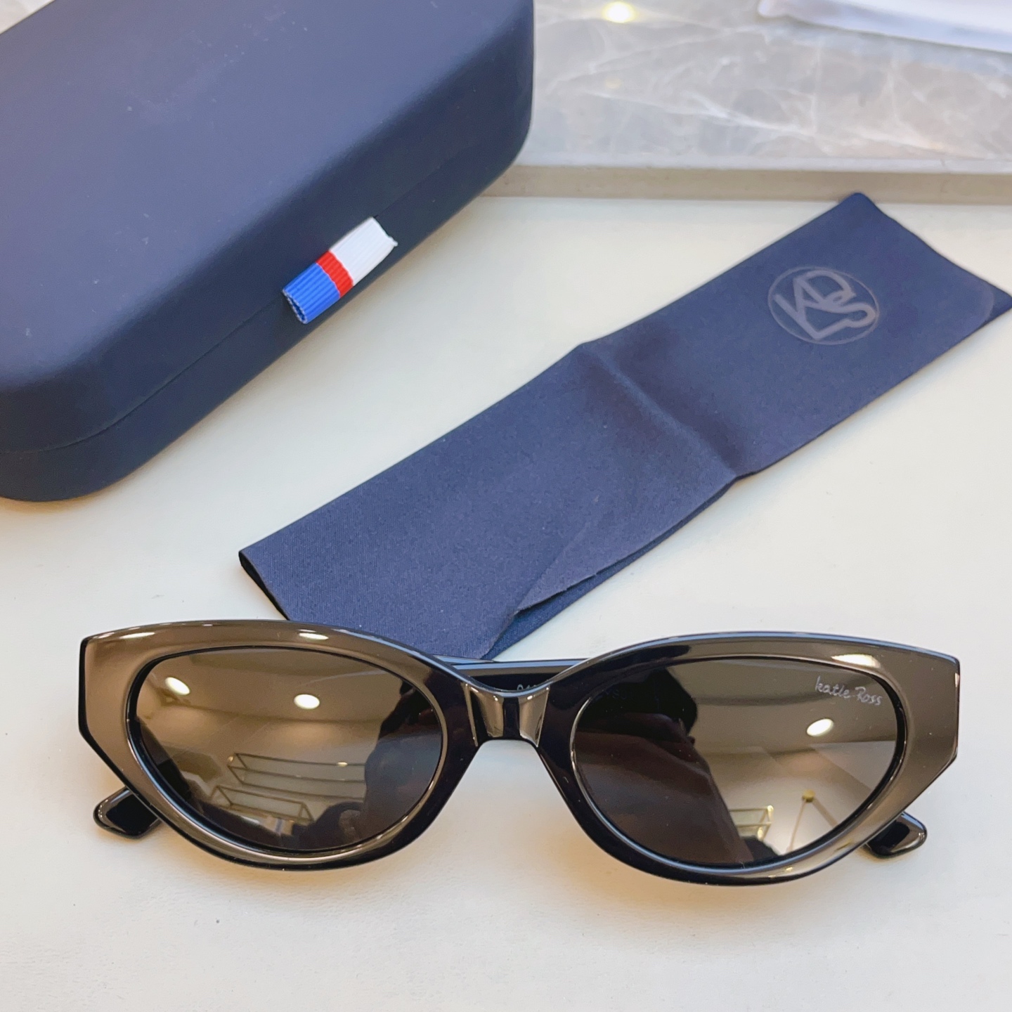 ，配全套包装新款【Katie Ross】新款太阳镜，MODEL：04251，低调大方[亲亲] 时尚大框[