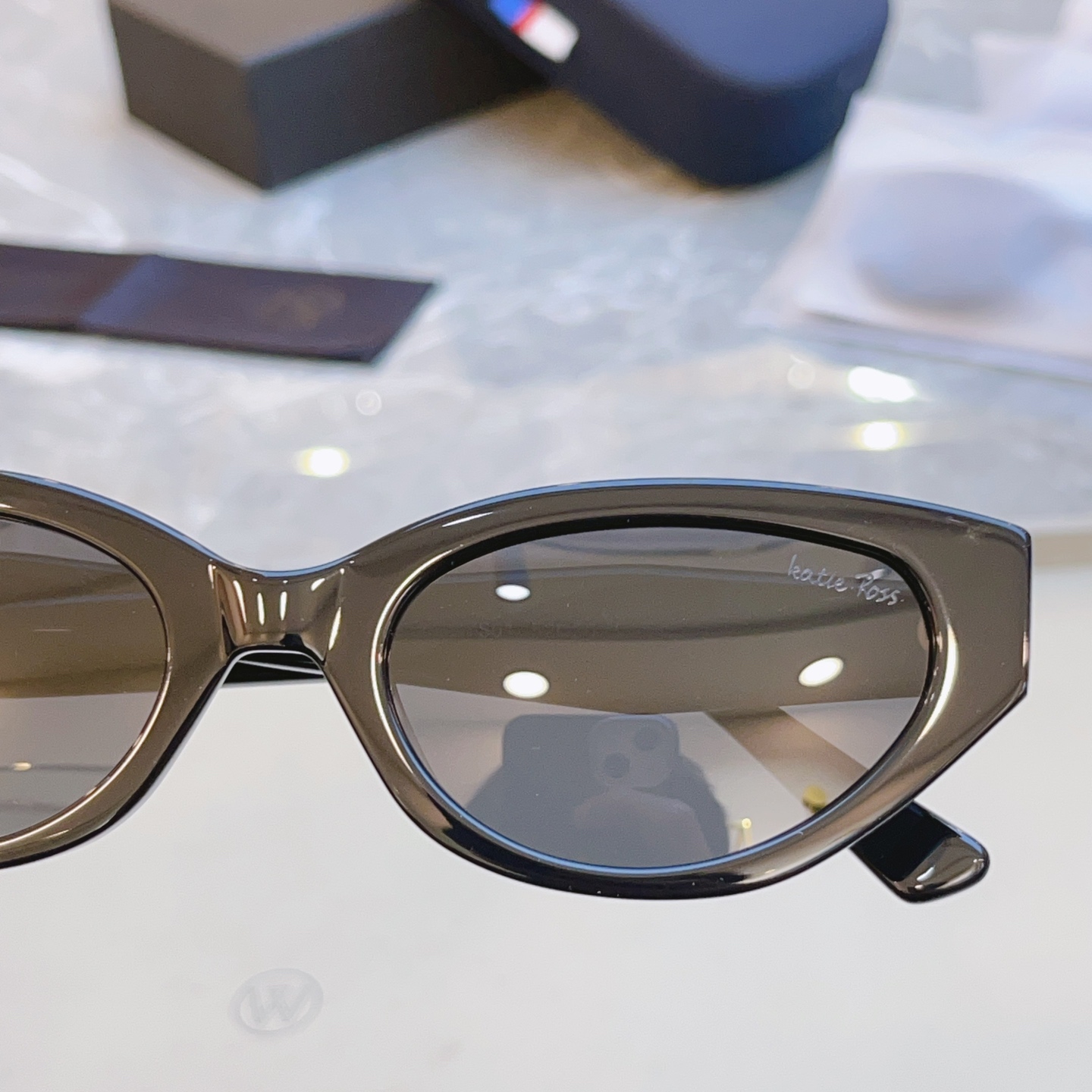 ，配全套包装新款【Katie Ross】新款太阳镜，MODEL：04251，低调大方[亲亲] 时尚大框[