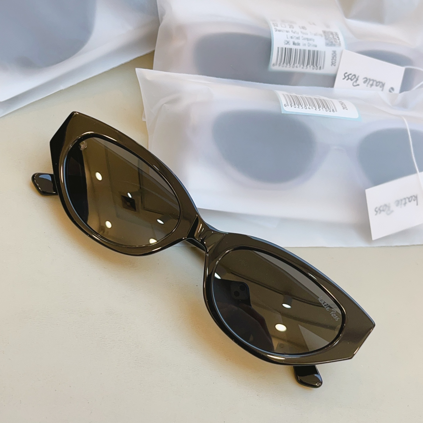 ，配全套包装新款【Katie Ross】新款太阳镜，MODEL：04251，低调大方[亲亲] 时尚大框[