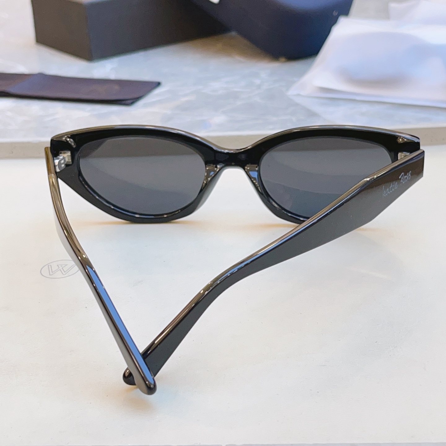 ，配全套包装新款【Katie Ross】新款太阳镜，MODEL：04251，低调大方[亲亲] 时尚大框[