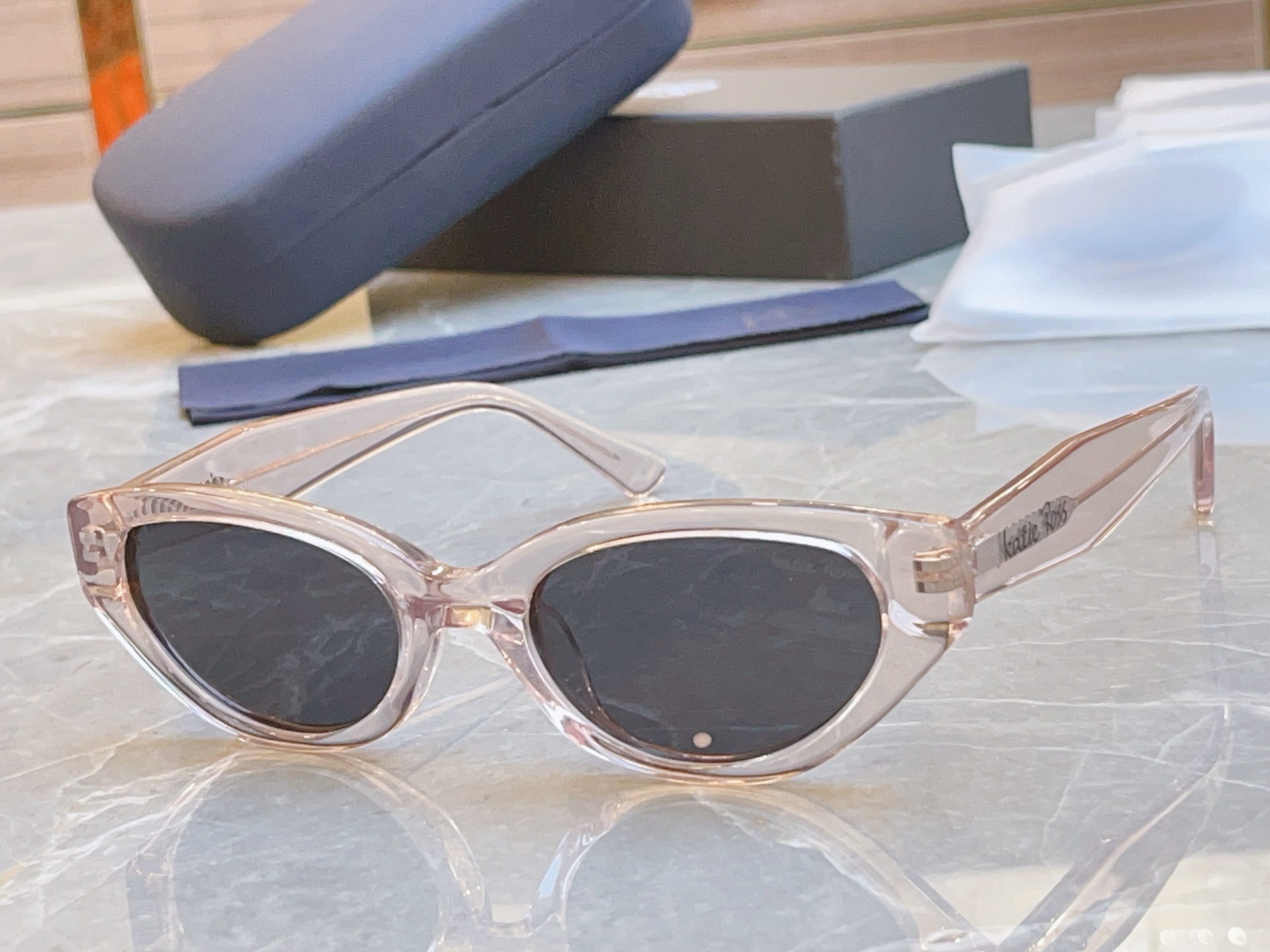 ，配全套包装新款【Katie Ross】新款太阳镜，MODEL：04251，低调大方[亲亲] 时尚大框[