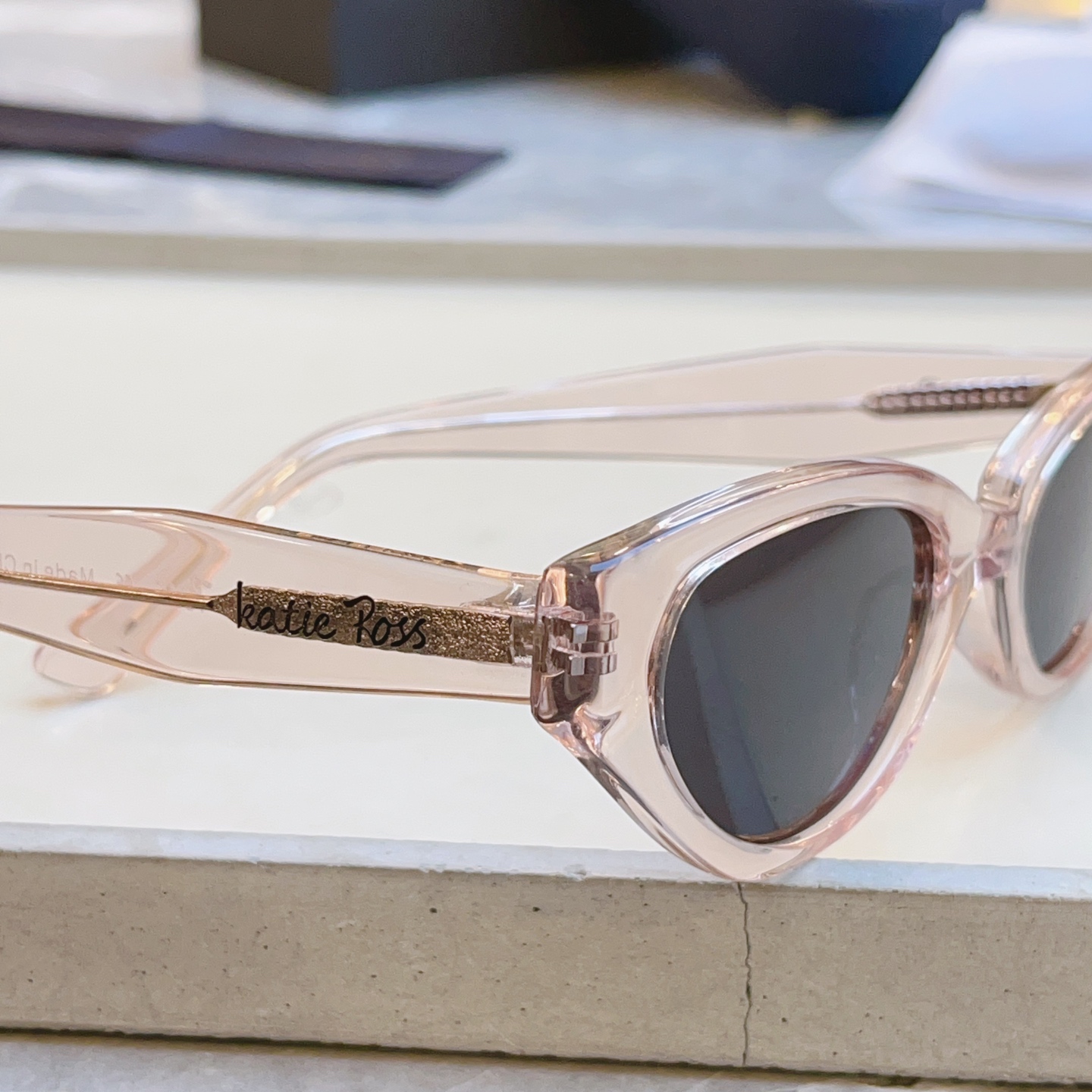 ，配全套包装新款【Katie Ross】新款太阳镜，MODEL：04251，低调大方[亲亲] 时尚大框[