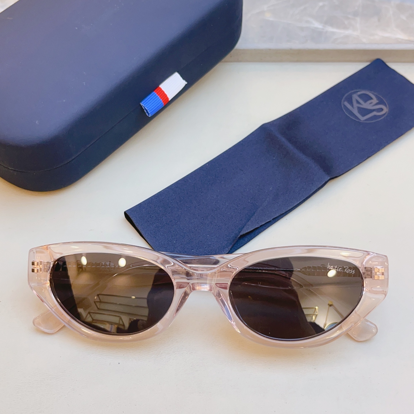 ，配全套包装新款【Katie Ross】新款太阳镜，MODEL：04251，低调大方[亲亲] 时尚大框[