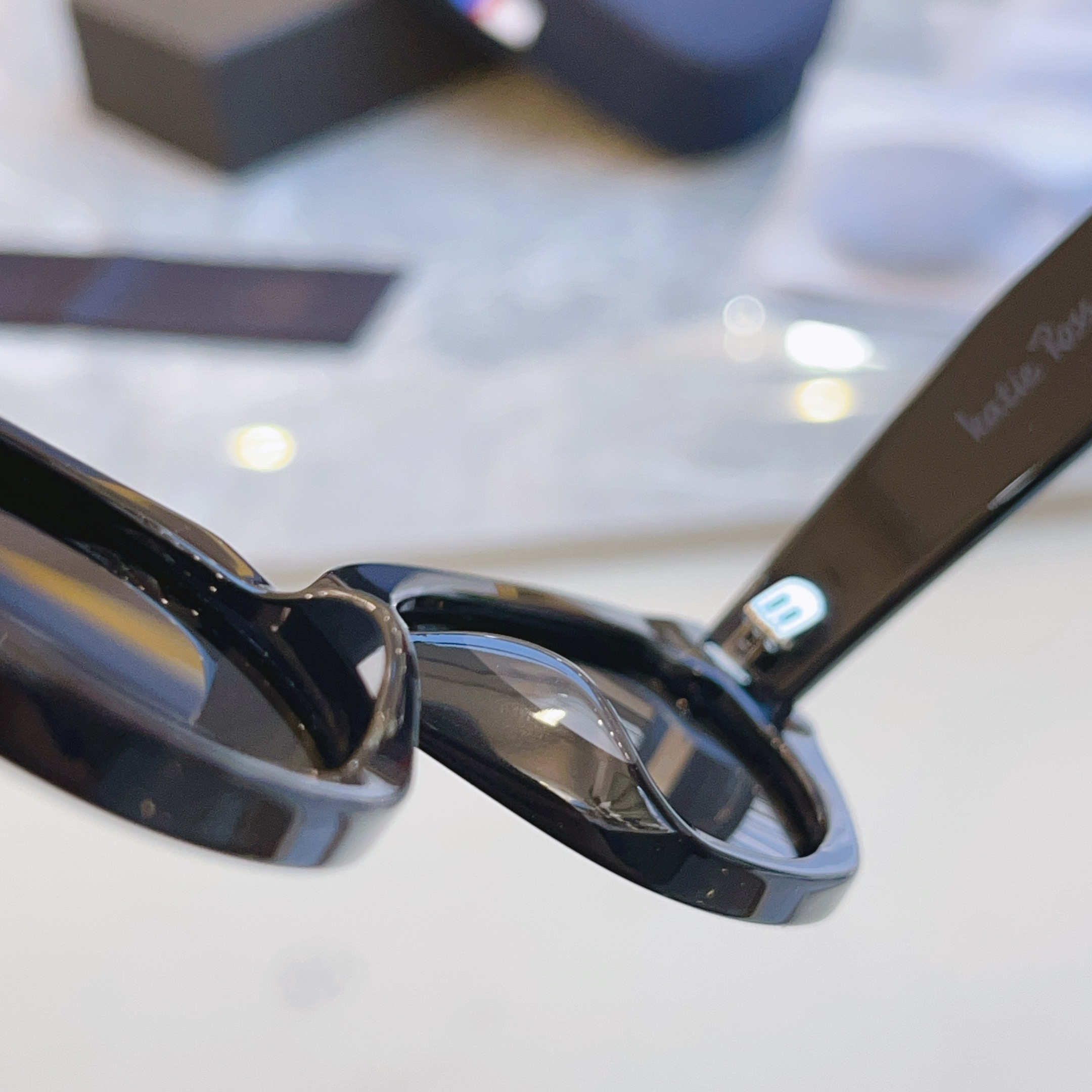 ，配全套包装新款【Katie Ross】新款太阳镜，MODEL：04251，低调大方[亲亲] 时尚大框[