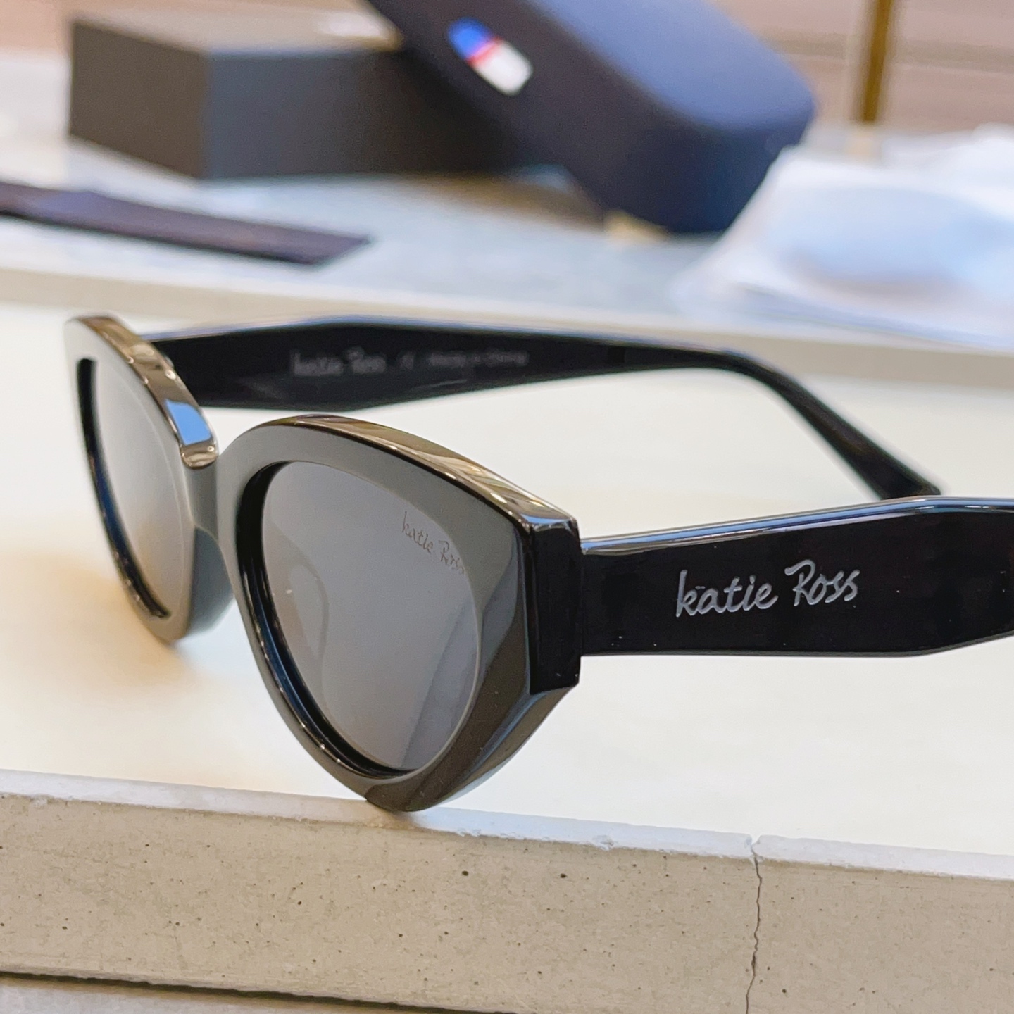 ，配全套包装新款【Katie Ross】新款太阳镜，MODEL：04251，低调大方[亲亲] 时尚大框[